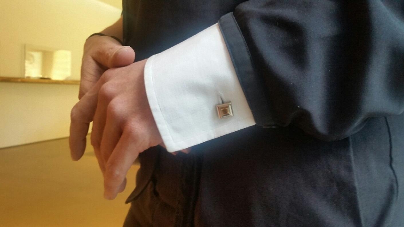 Elegant pair of classic Brioni style cufflinks 18 carat white gold with 4 Sapphires 1.92 ct . Exquisitely hand made.