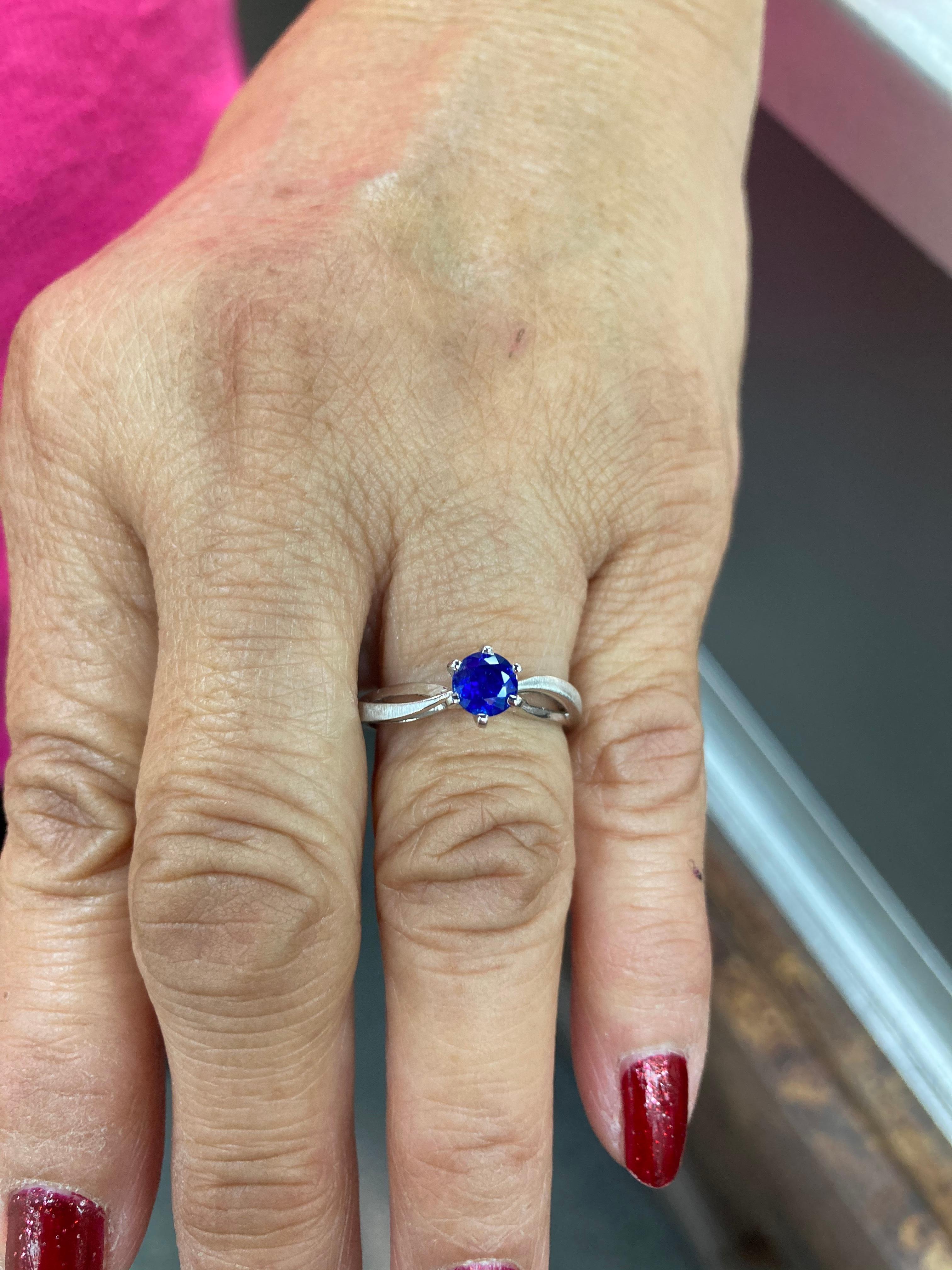 Anello di fidanzamento a sei punte con zaffiro in oro bianco 14 carati in vendita 1