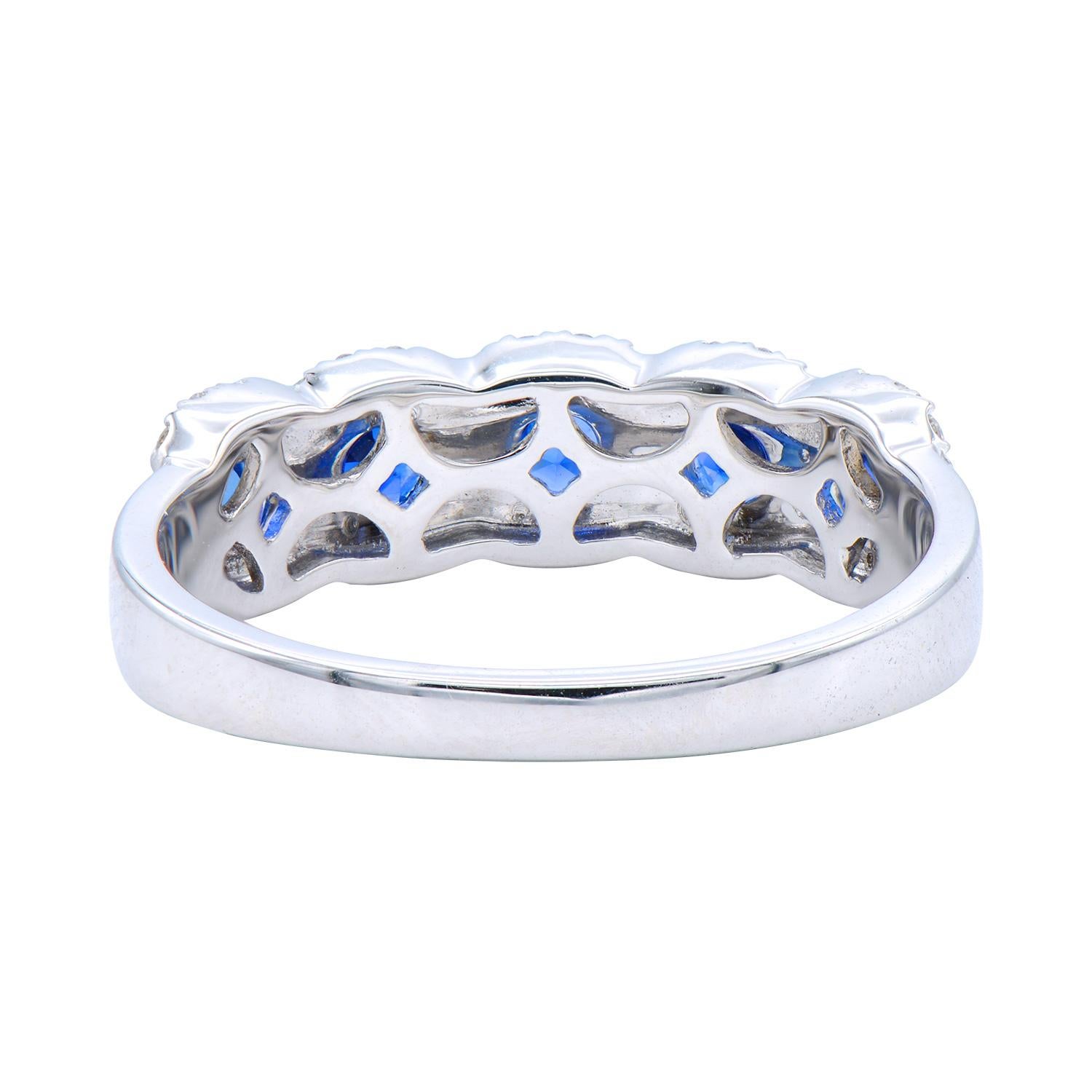 Round Cut 14KW Sapphire with Diamond Halo Ring For Sale