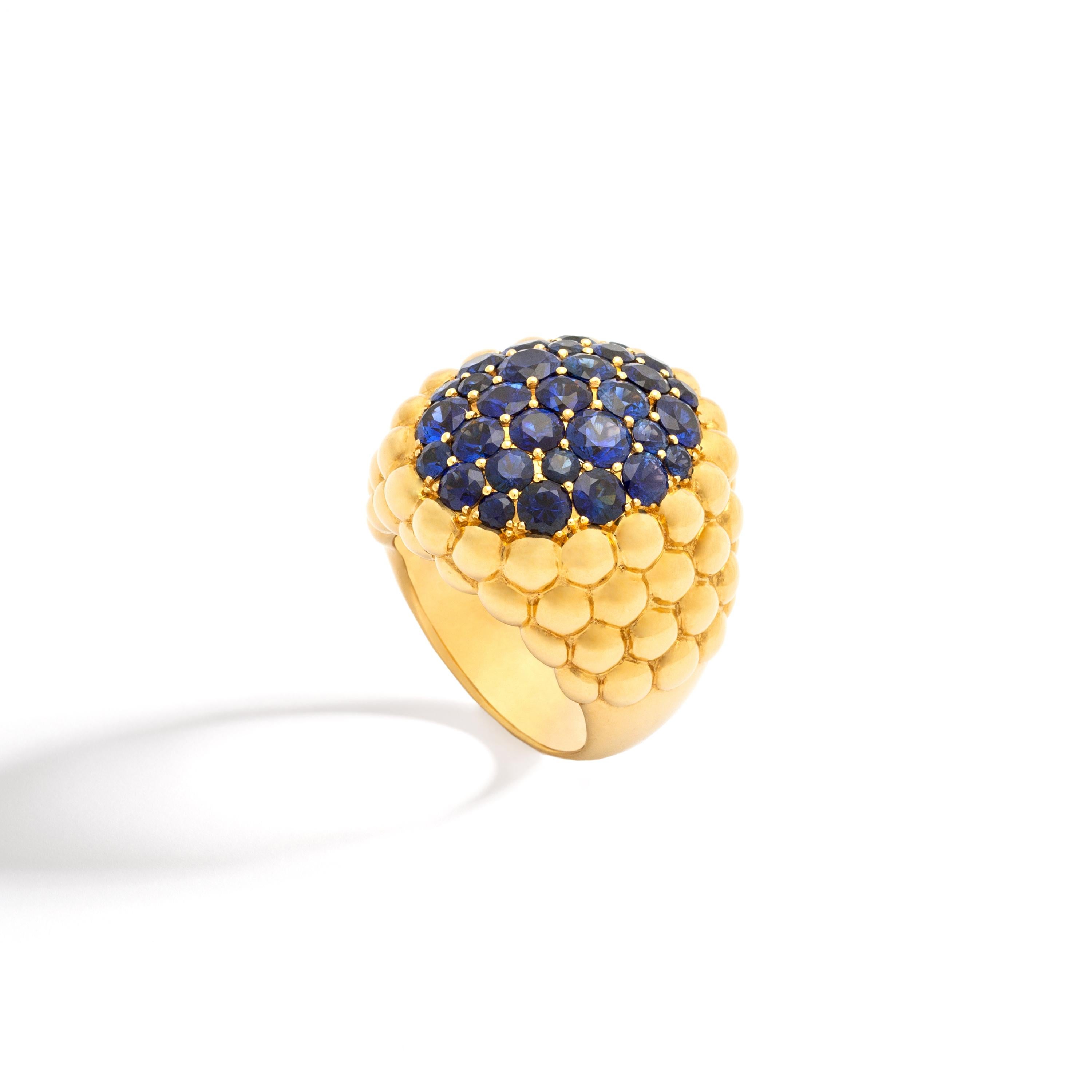 31 saphirs d'un poids total de 7,80 carats sur une bague en or jaune 18k.
Contemporain.