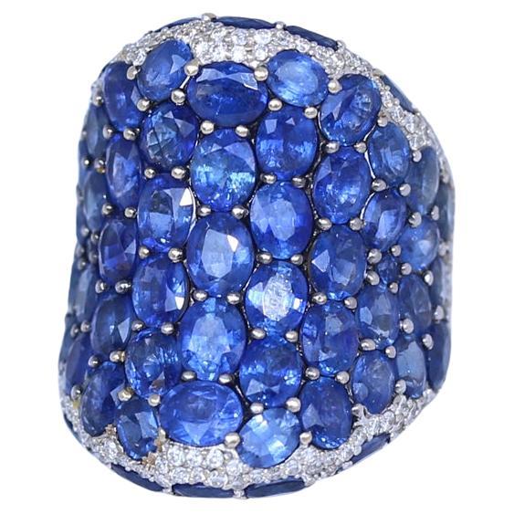 17 Karat Saphire Diamanten Fashion Ring 18K Weißgold. Ein wirklich ungewöhnliches Design, das nur durch die hohe Kunstfertigkeit des Juweliers möglich wurde. Der Ring erinnert an ein feines Tuch, das mit feinen, rund geschliffenen Saphiren von