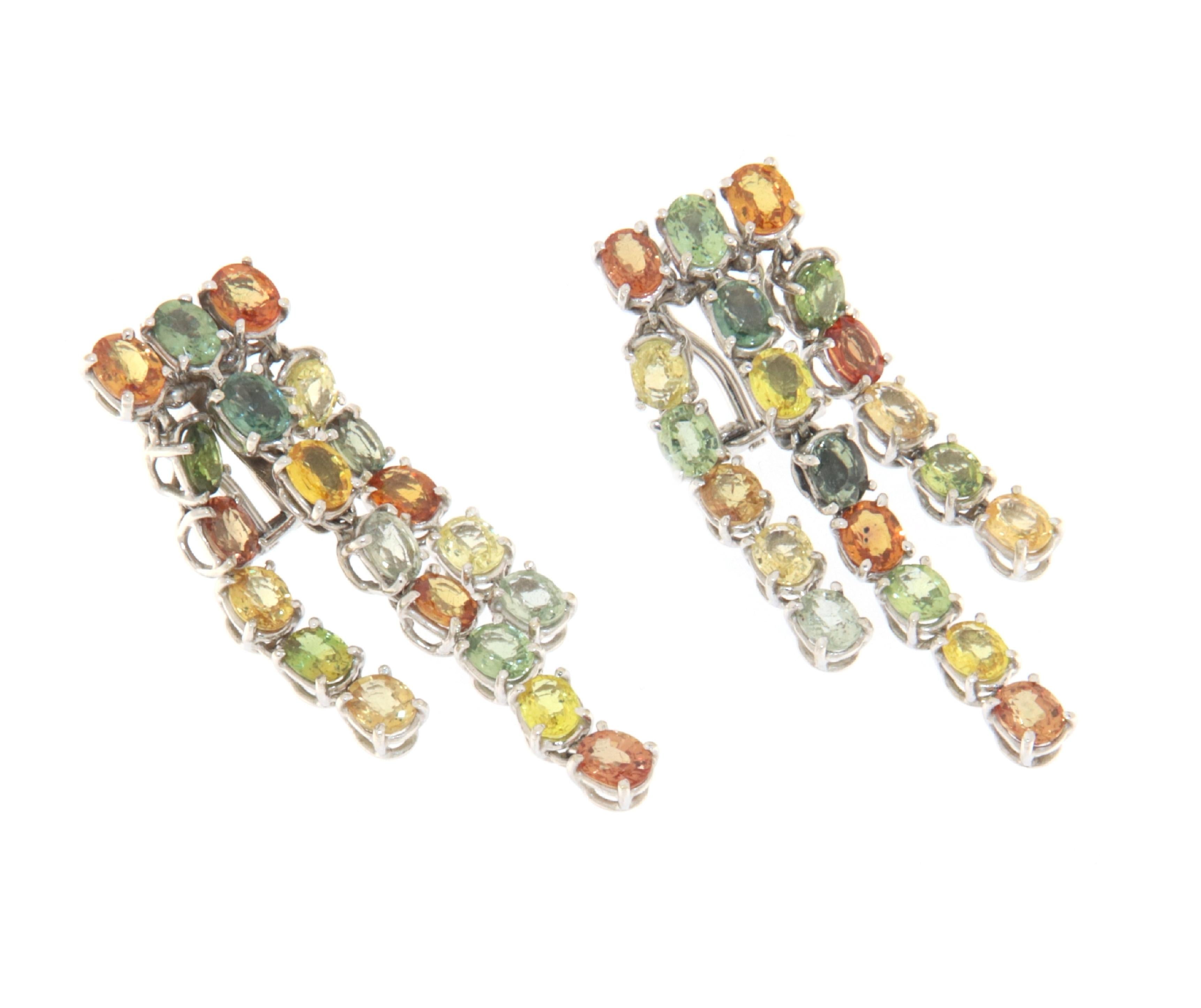 Artisan Boucles d'oreilles pendantes en or blanc 18 carats avec saphirs en vente