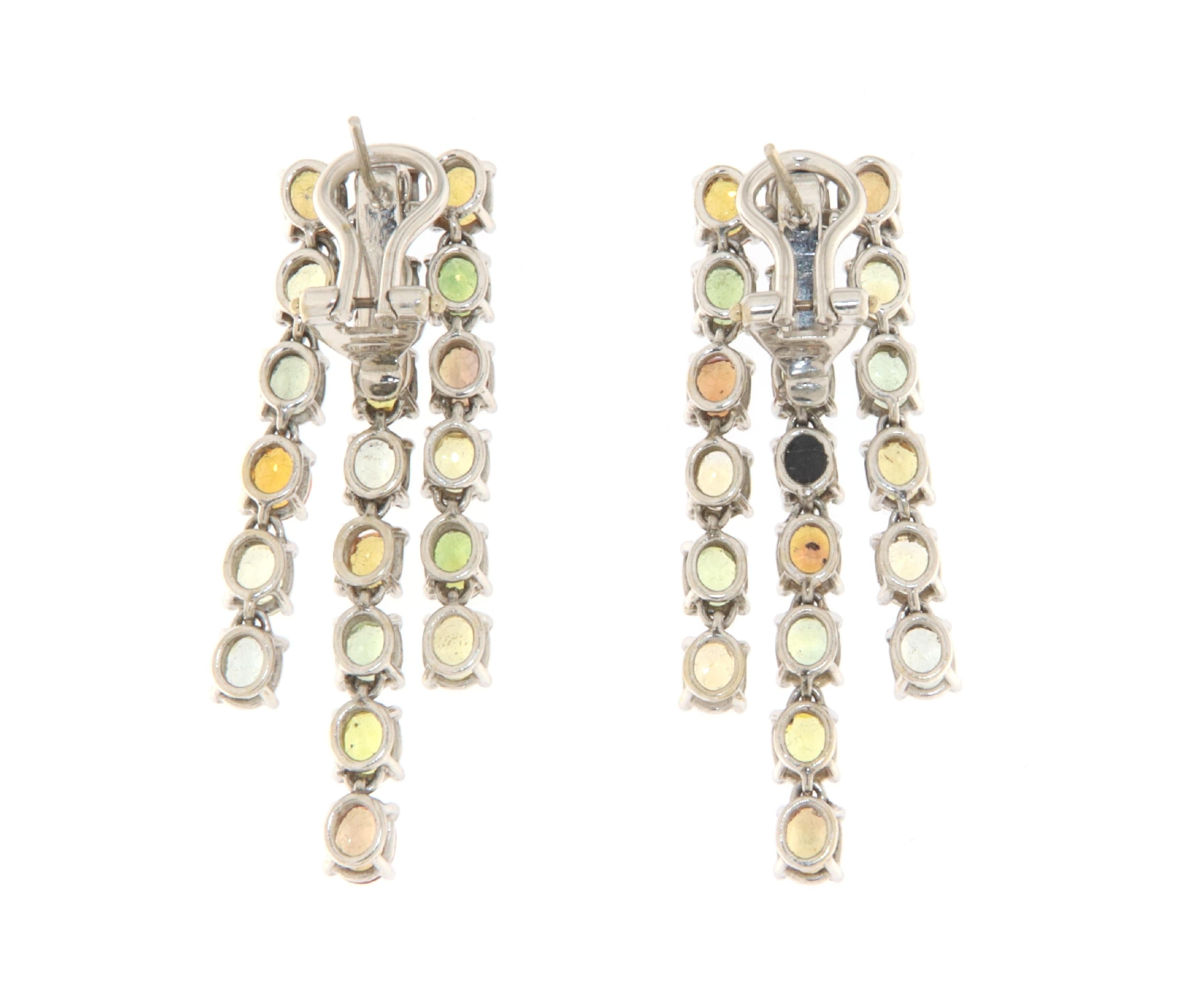 Taille ovale Boucles d'oreilles pendantes en or blanc 18 carats avec saphirs en vente