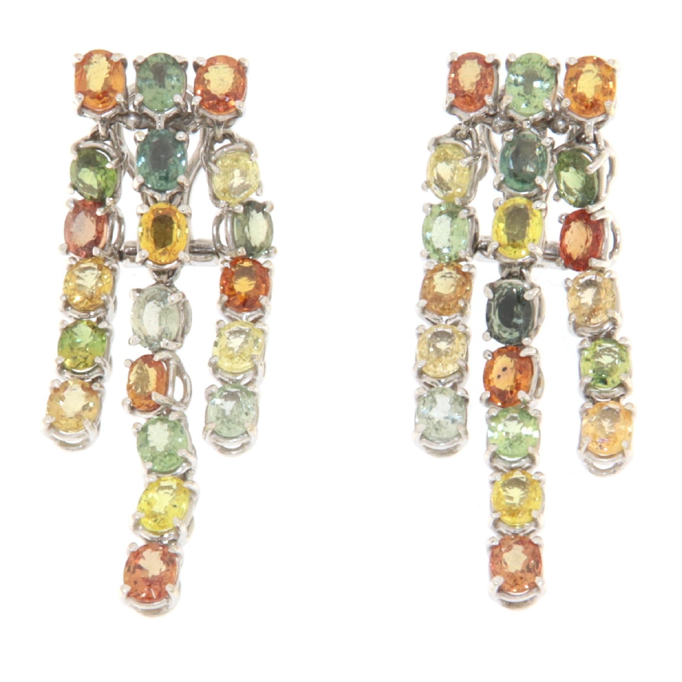 Boucles d'oreilles pendantes en or blanc 18 carats avec saphirs Pour femmes en vente