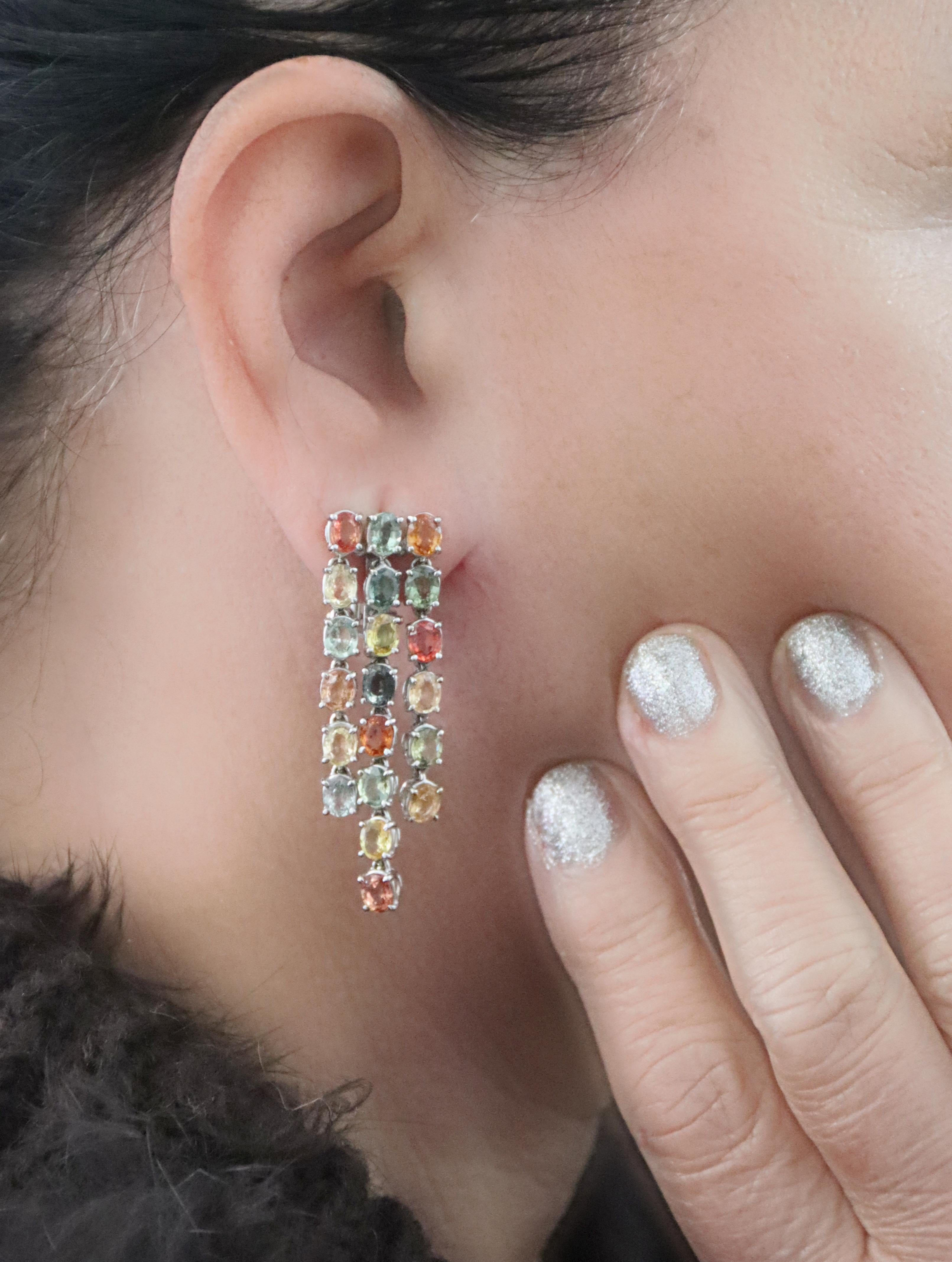 Boucles d'oreilles pendantes en or blanc 18 carats avec saphirs en vente 1