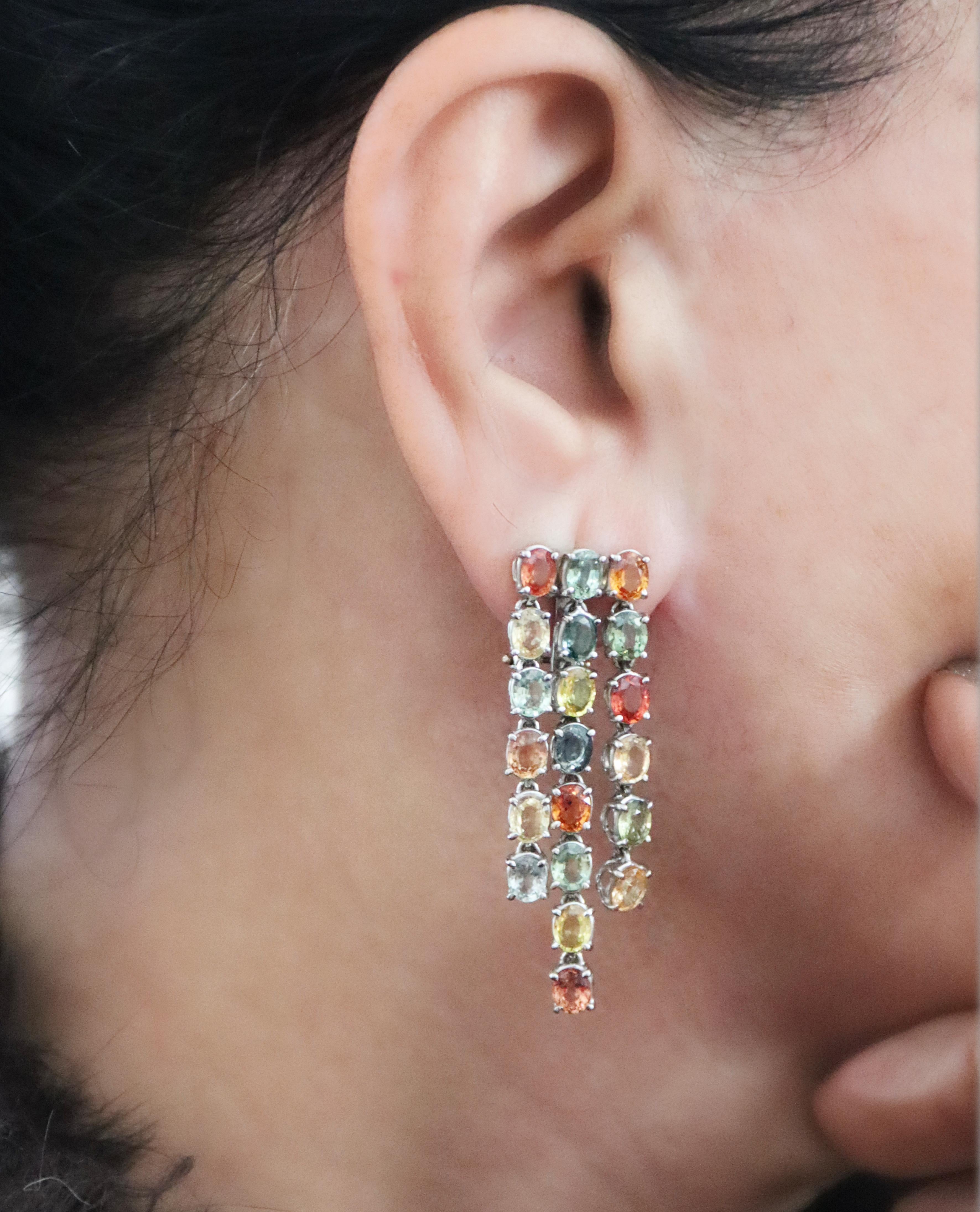 Boucles d'oreilles pendantes en or blanc 18 carats avec saphirs en vente 2