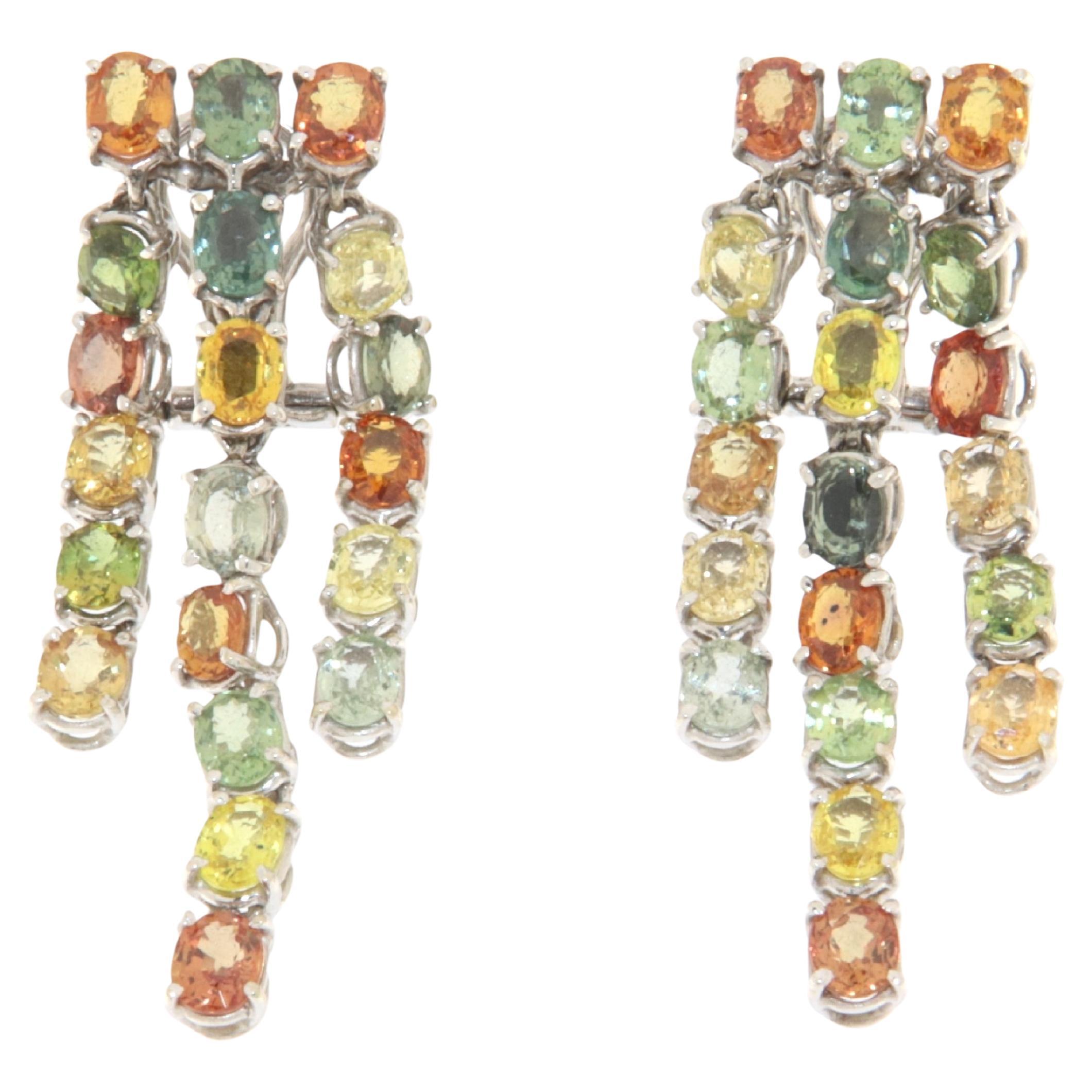 Boucles d'oreilles pendantes en or blanc 18 carats avec saphirs en vente