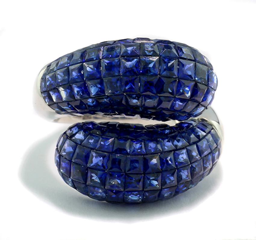 Ein außergewöhnlicher Ring mit 170 Saphiren von insgesamt ca. 8,20 Karat, einheitlich hellblau in transparenter Qualität, Form: quadratisch und freiform, Mischschliff. Alle Saphire sind in Pavé-Fassung gefasst, der Ringkopf besteht aus zwei