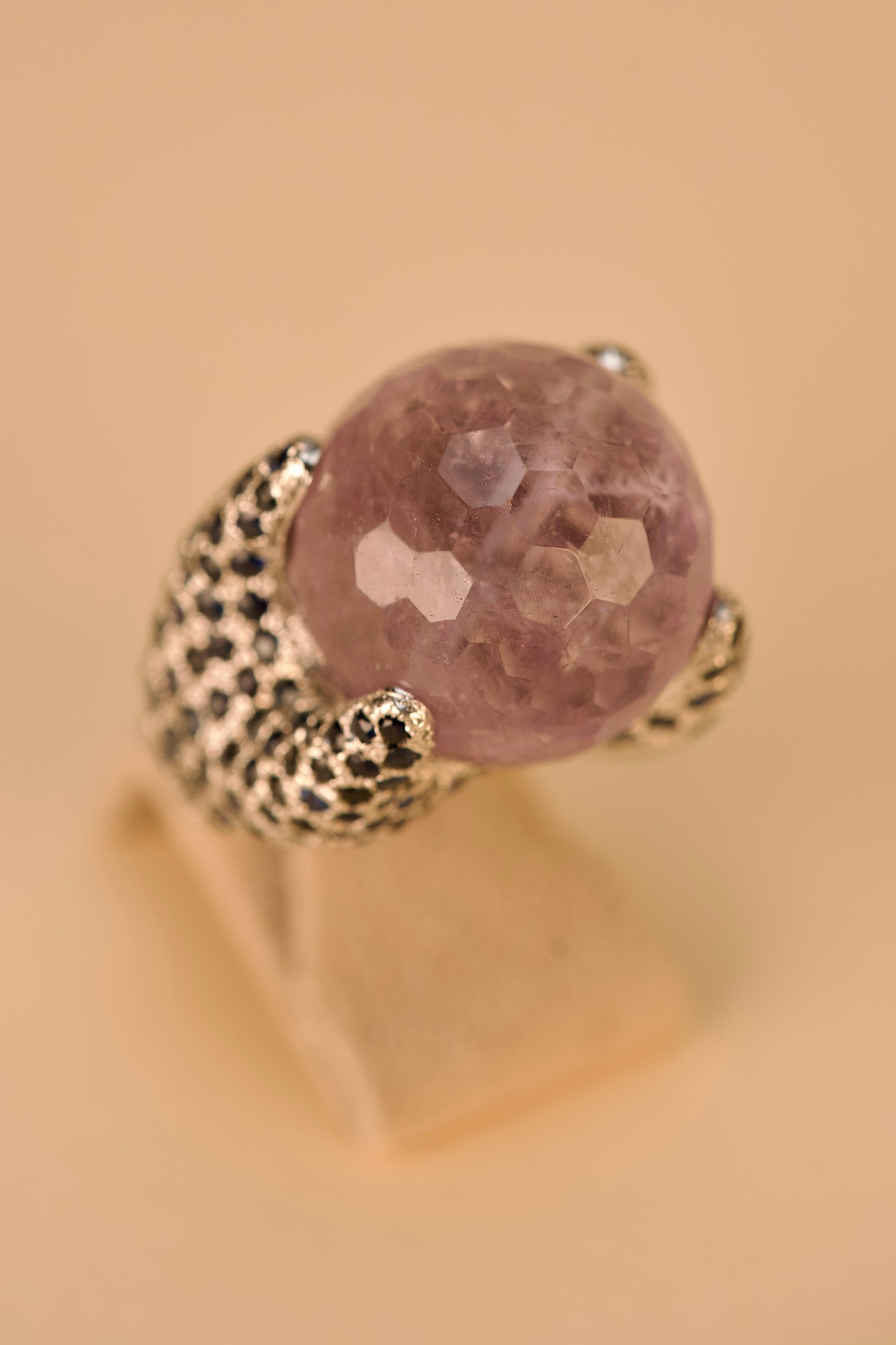 Contemporain Bague en or blanc, saphirs et améthyste en vente