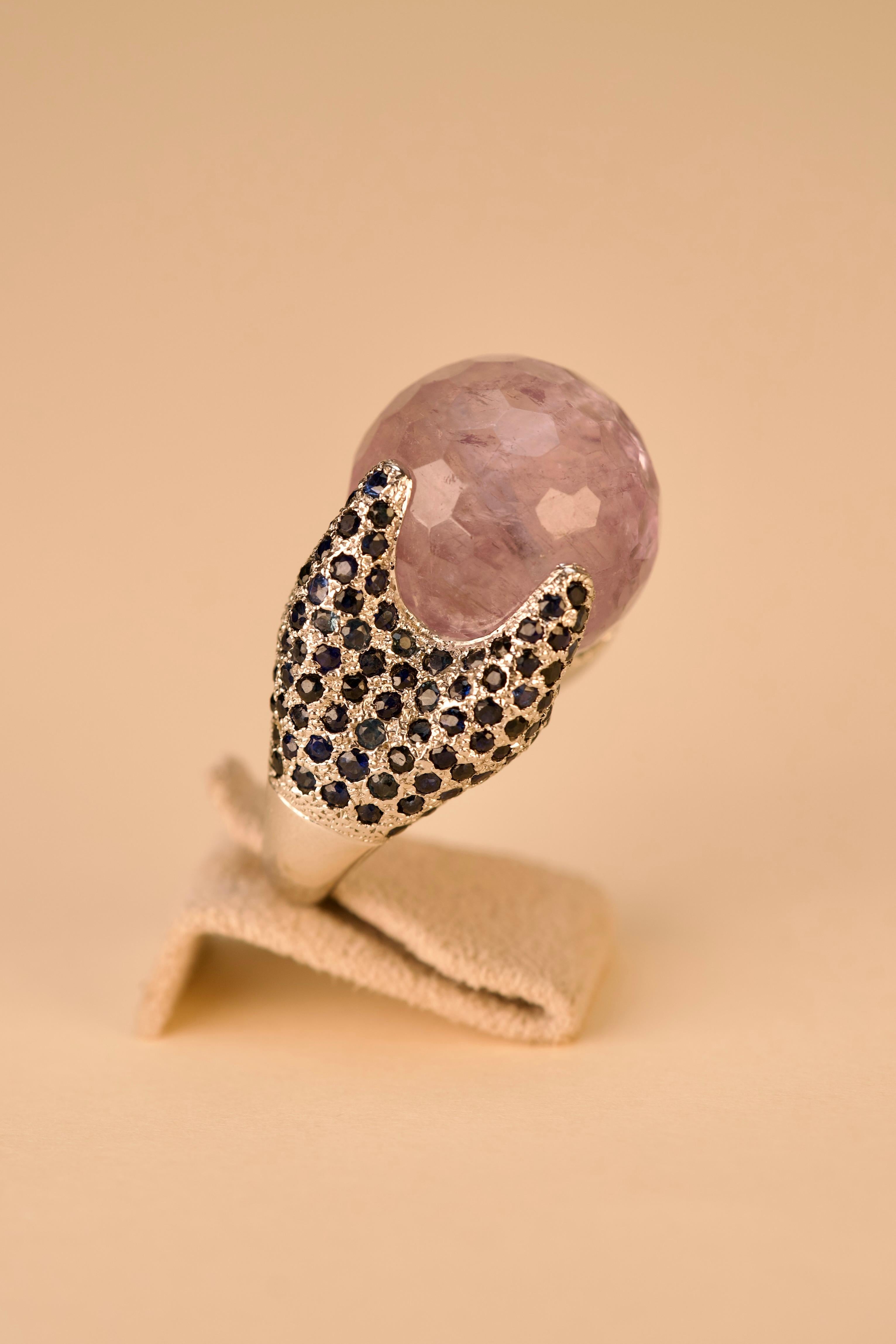 Taille cabochon Bague en or blanc, saphirs et améthyste en vente