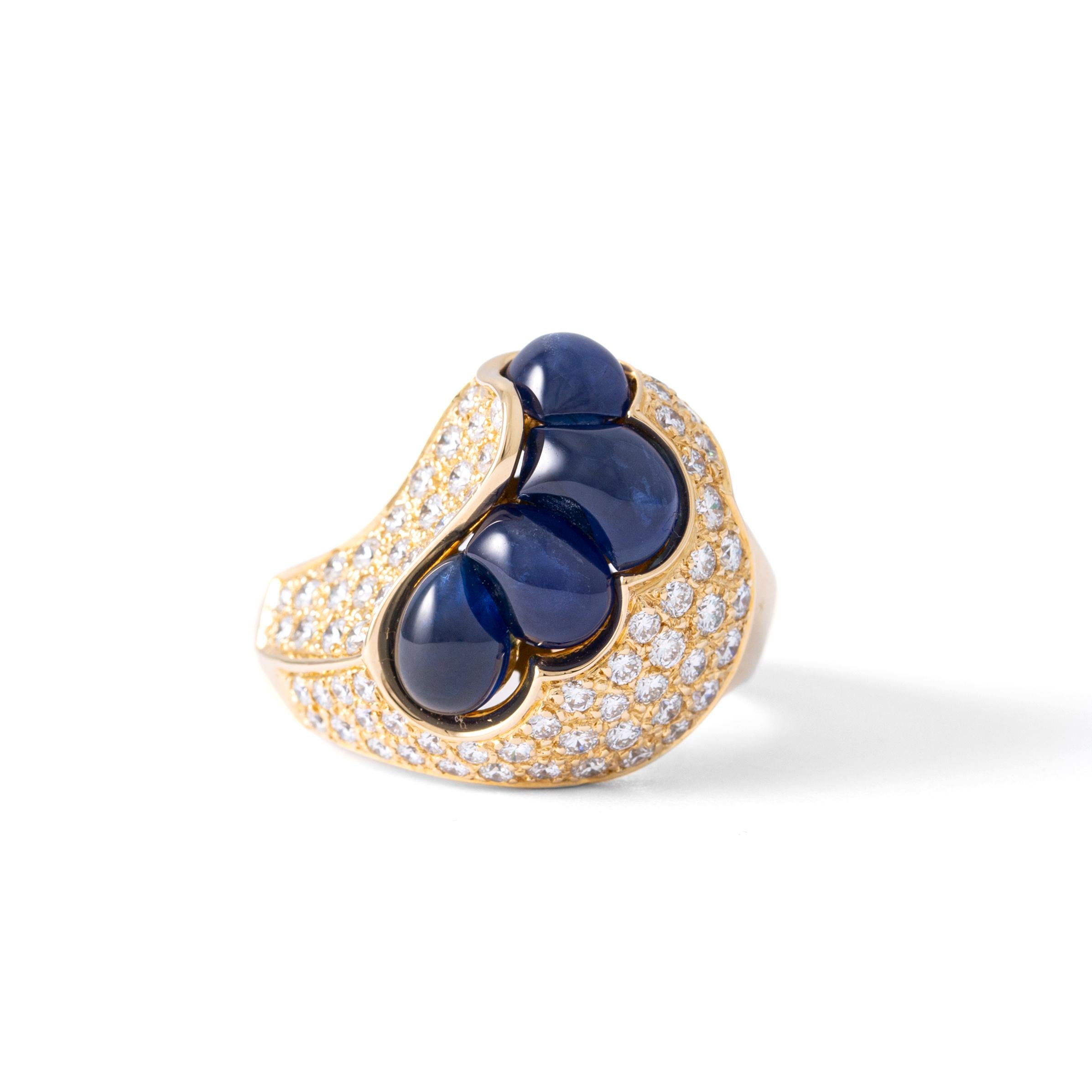 Bague en or jaune 18 carats sertie de 4 saphirs taille cabochon de 4,13 cts et de 70 diamants de 1,06 cts Taille 53  