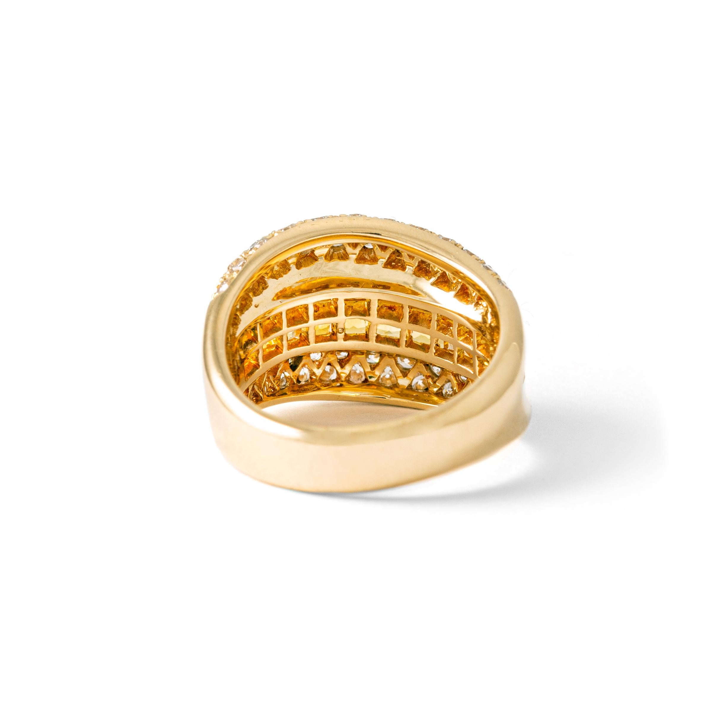 Quadrato Anello in oro con zaffiri e diamanti in vendita