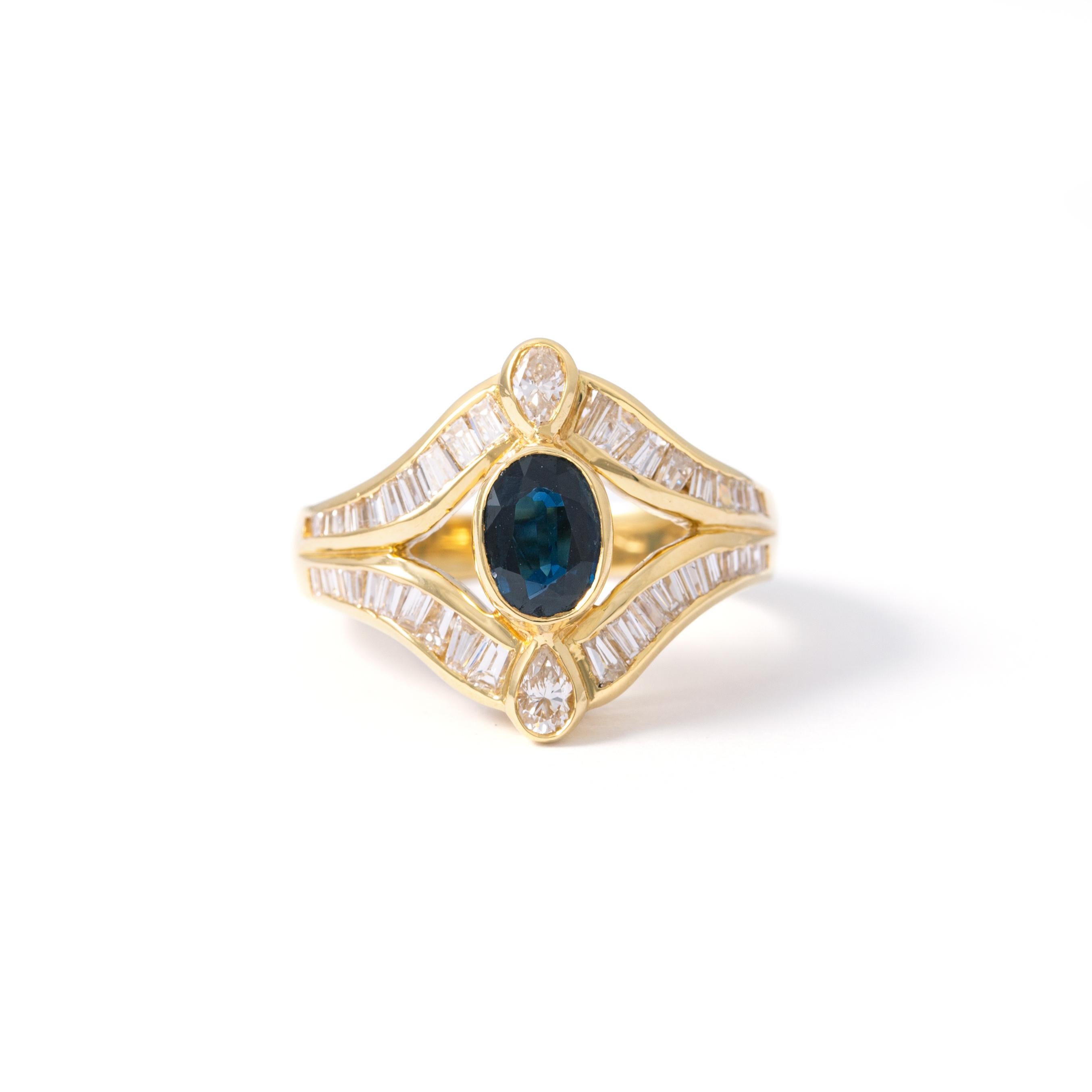 Bague en or jaune 18 carats sertie d'un saphir de taille ovale de 1,20 ct, de 2 diamants poire de 0,18 ct et de 40 diamants taille conique de 2,30 ct Taille 51