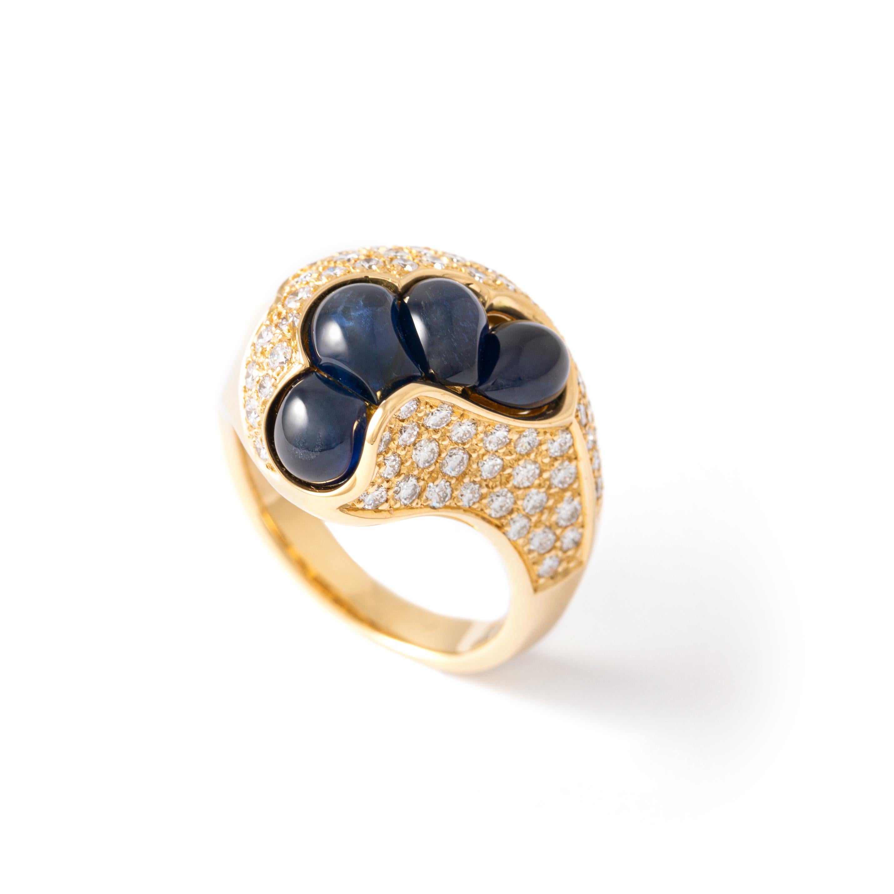 Bague en or or ornée de saphirs et diamants en vente 3
