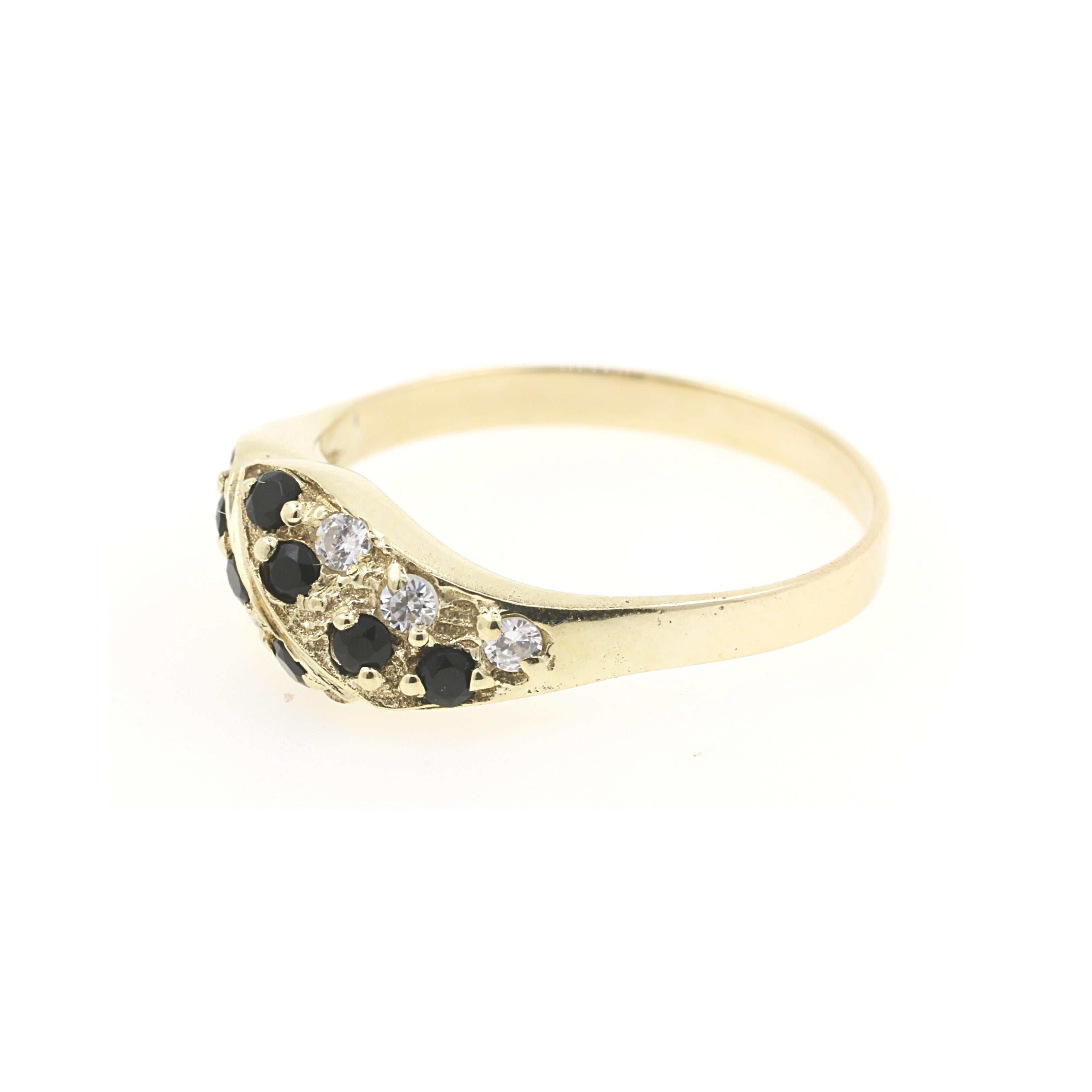 Sapphires and Diamonds 18 Karat Yellow Gold Ring In Excellent Condition In Crema, Cremona