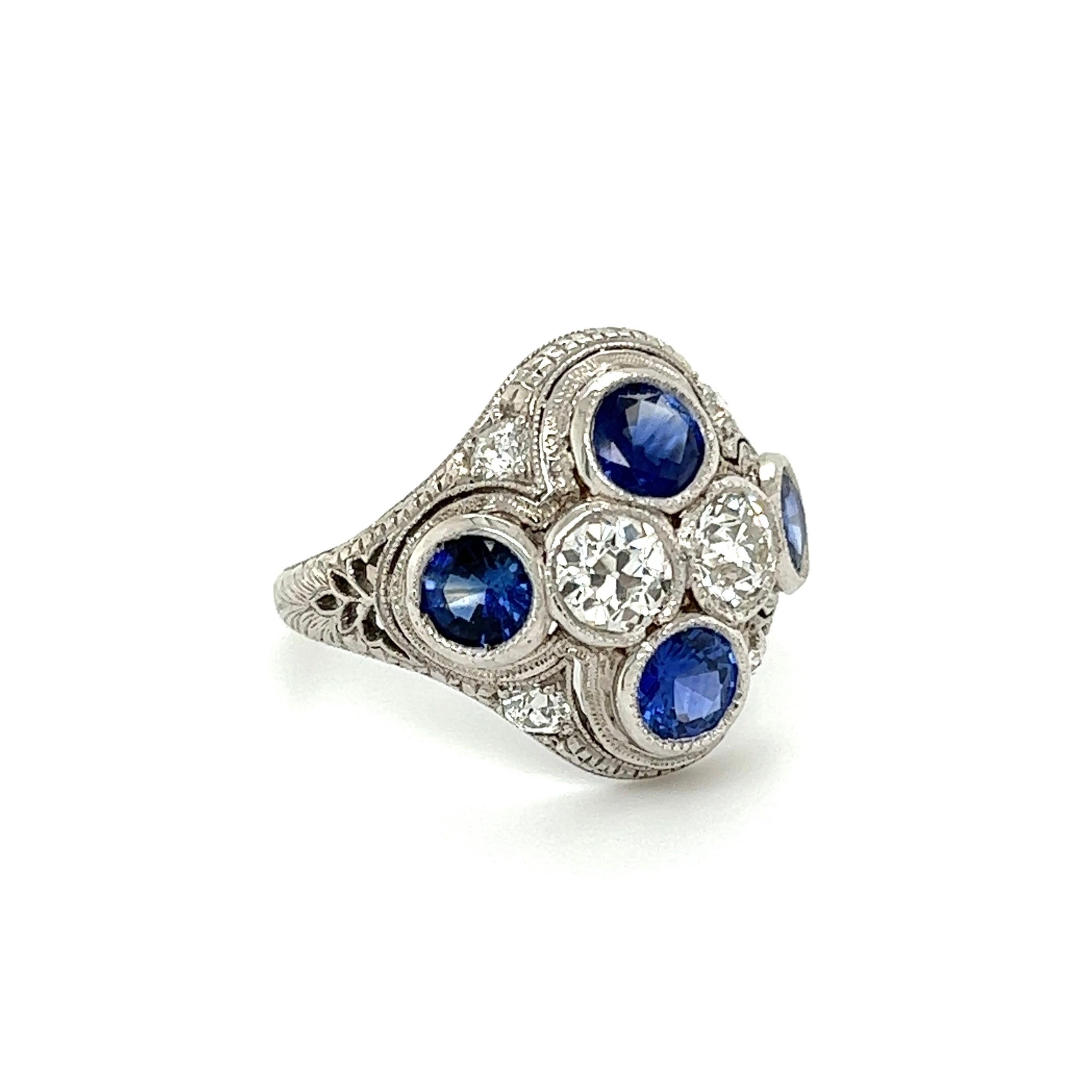 Sencillamente hermoso Anillo cuadrangular de zafiro azul y diamantes finamente detallado. Centrado firmemente anidado y engastado a mano con 2 Diamantes de talla europea antigua GIA, con un peso de 0,44ct y 0,43ct más 0,31tcw de Diamantes laterales.