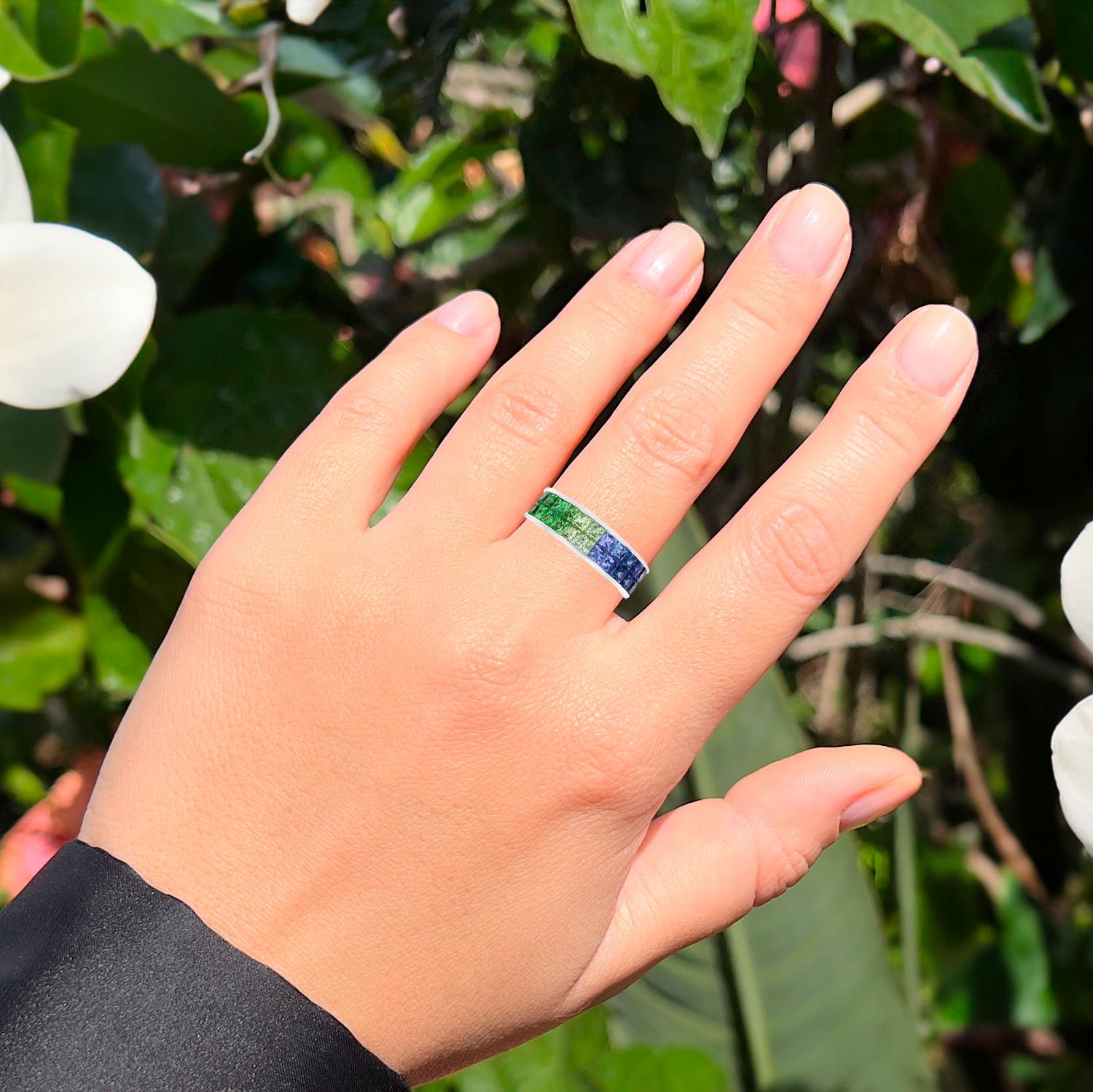 Contemporary Sapphires and Tsavorites Ring 2.4 Carats 18K White Gold For Sale