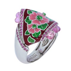 Petite bague A'la Russe en or blanc 18 carats avec saphirs, briolettes, tsavorites et émail