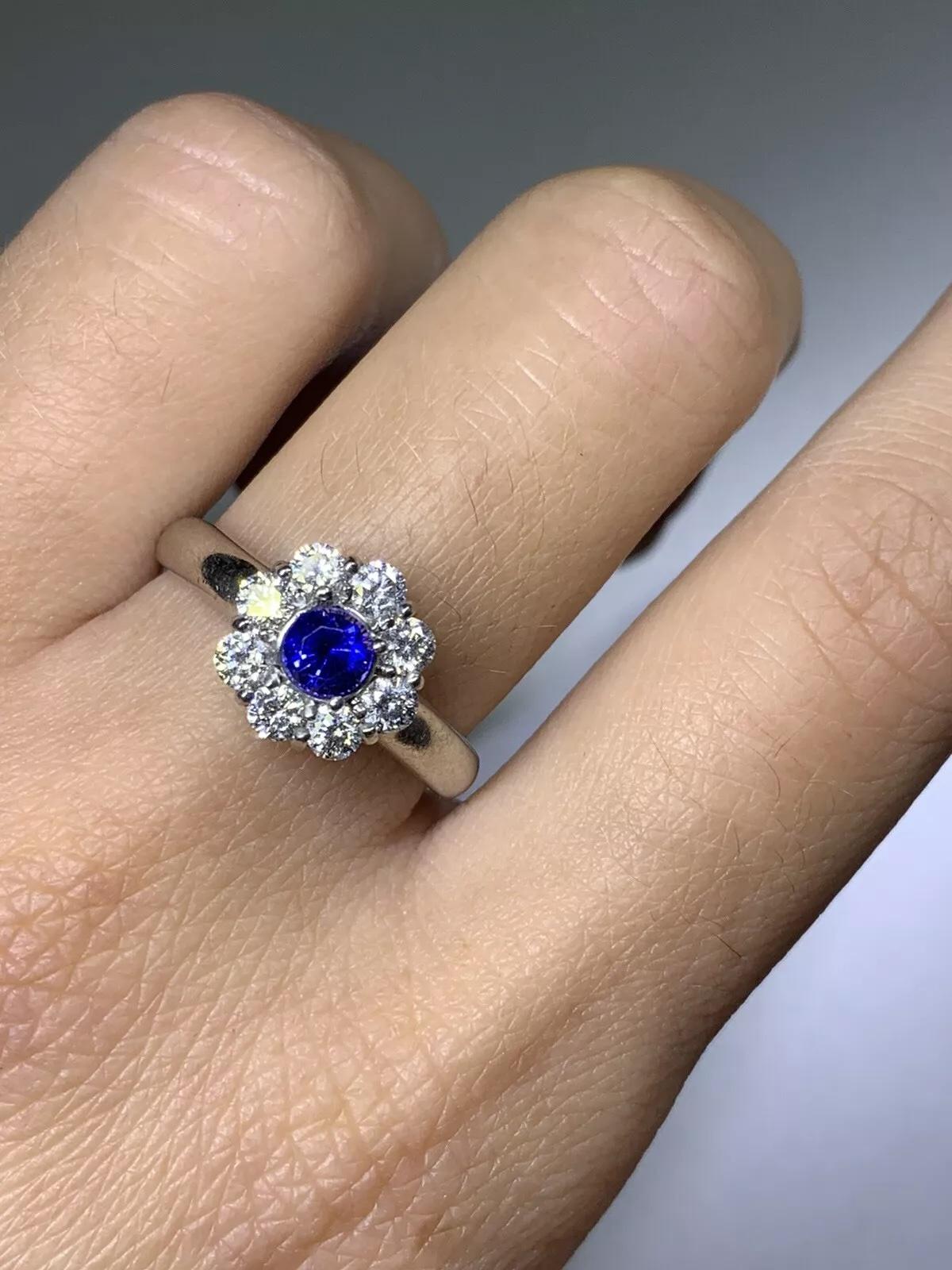 Bague de fiançailles en saphir et diamant de 1,60ct en platine.

Magnifique bague de fiançailles en saphir de Ceylan et diamant en platine.

Saphirs de Ceylan bleu royal naturel non traité, poids total de 0,50 carat.

Poids total des diamants :
