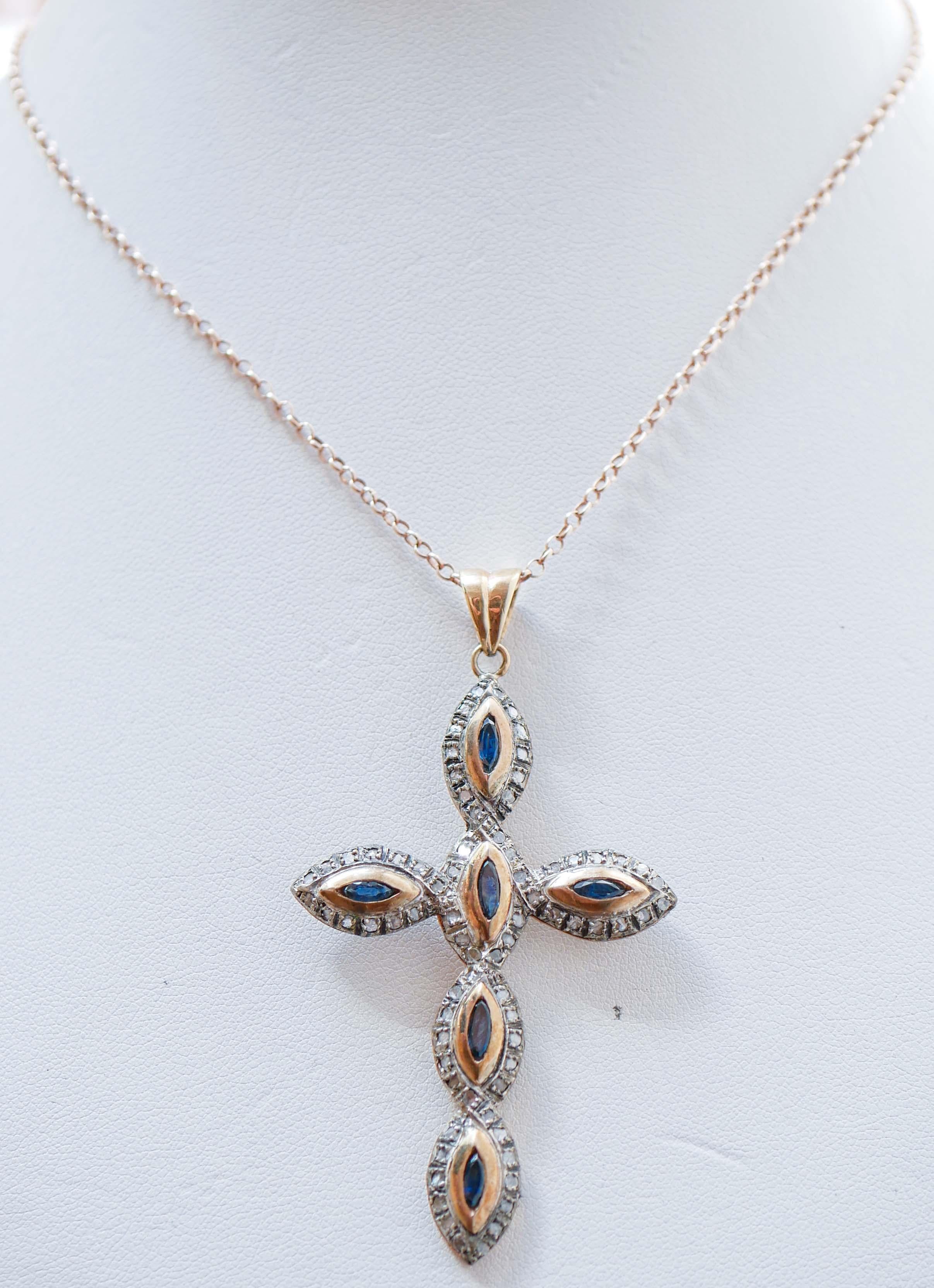 Pendente Retrò in oro rosa 14 kt e struttura in argento con zaffiri circondati da diamanti.
Il ciondolo viene fornito con una catena d'argento placcata in oro rosa o una catena di gomma.
Questo ciondolo è stato realizzato completamente a mano da