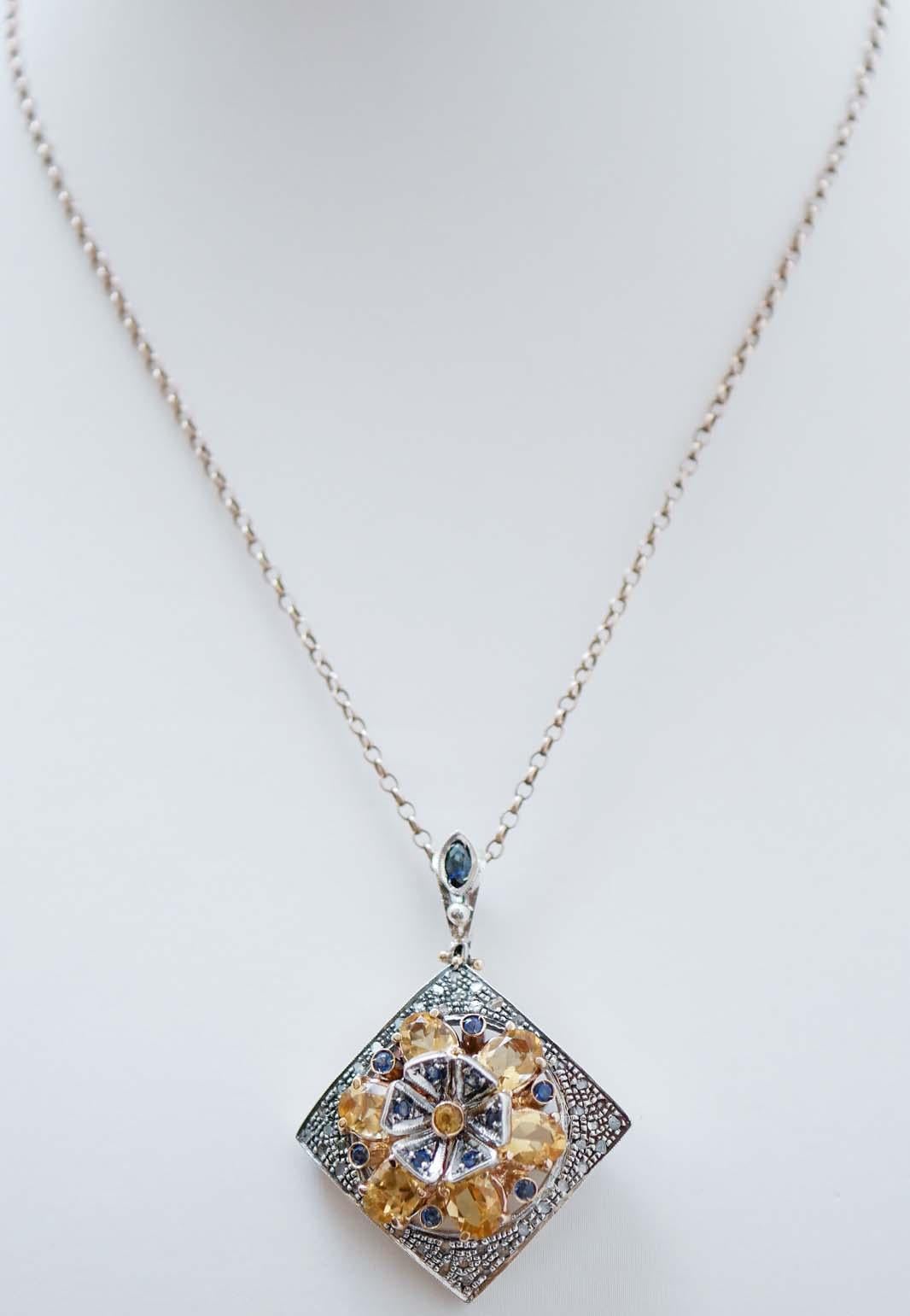 Superbe pendentif en or rose 14 kt et structure en argent monté avec des diamants et, dans la partie centrale, des saphirs jaunes et bleus.
Le pendentif est livré avec une chaîne en caoutchouc  avec fermeture en acier.
Ce pendentif a été entièrement