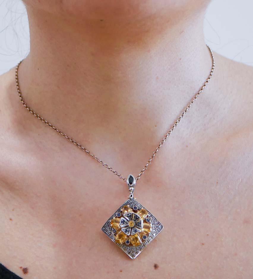 Saphirs, diamants, collier à pendentifs en or rose 14 carats et en argent. Pour femmes en vente