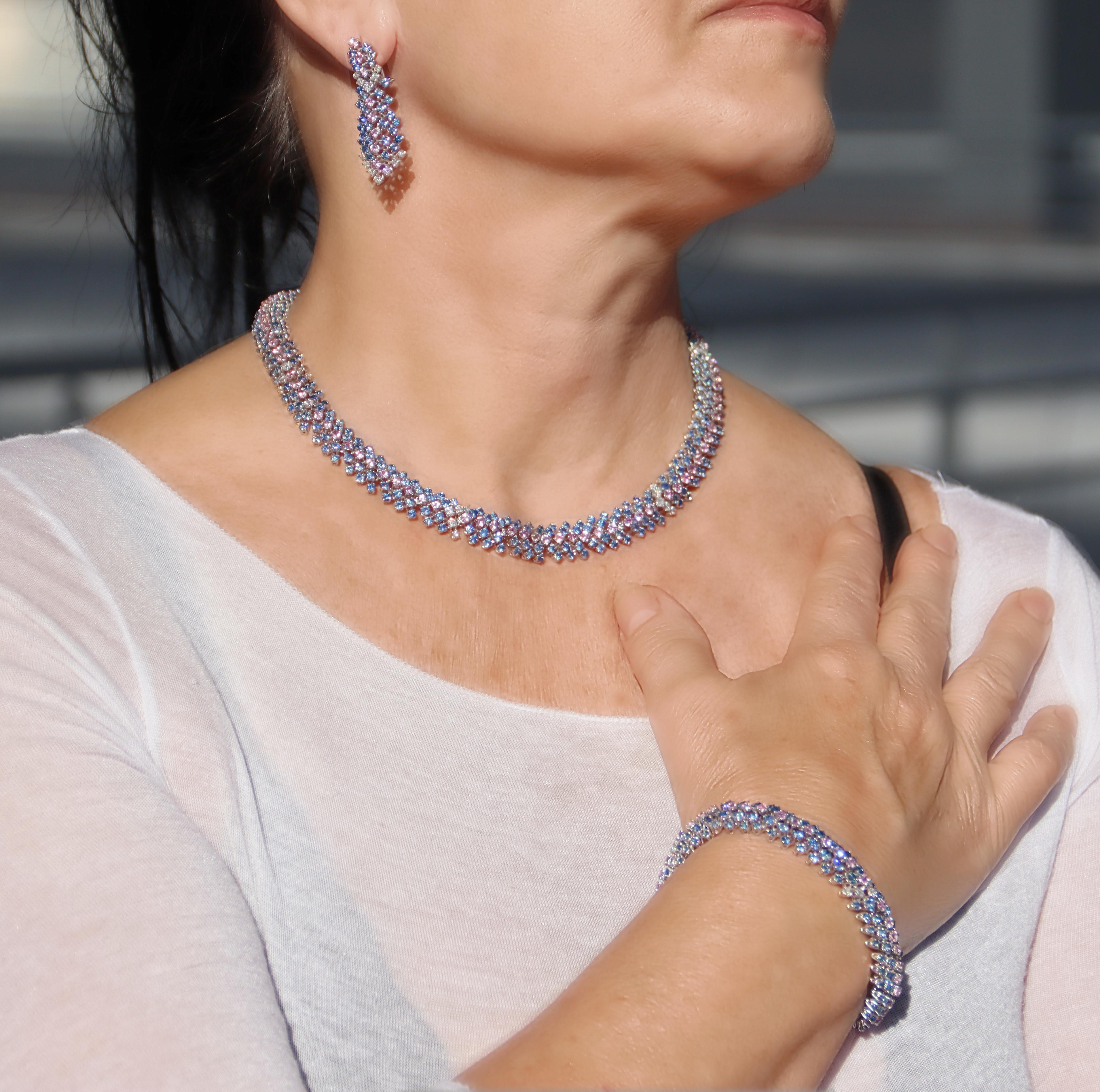 Collana girocollo moderna in oro bianco 18 Kt con zaffiri e diamanti in vendita 4