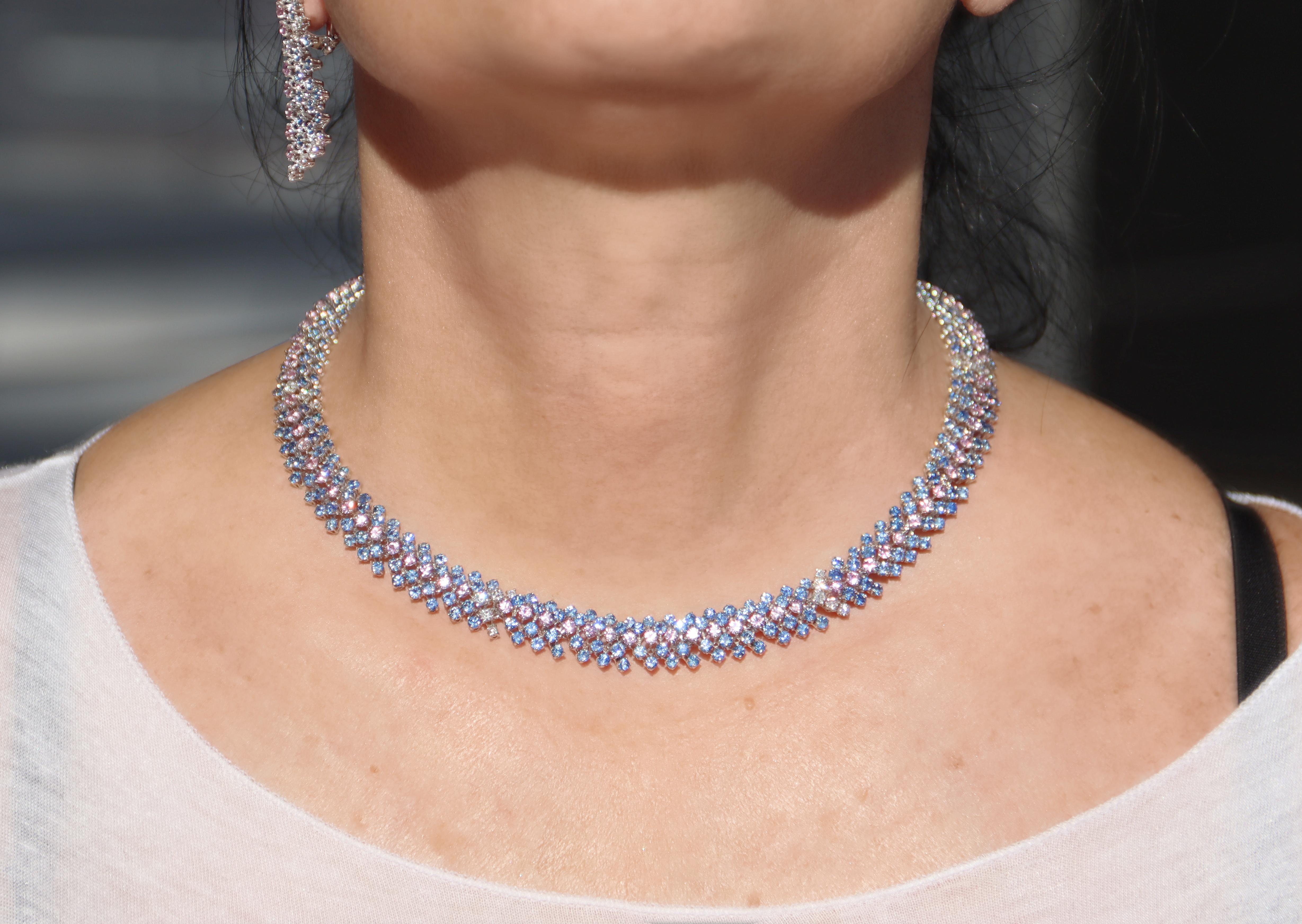 Collana girocollo moderna in oro bianco 18 Kt con zaffiri e diamanti in vendita 5