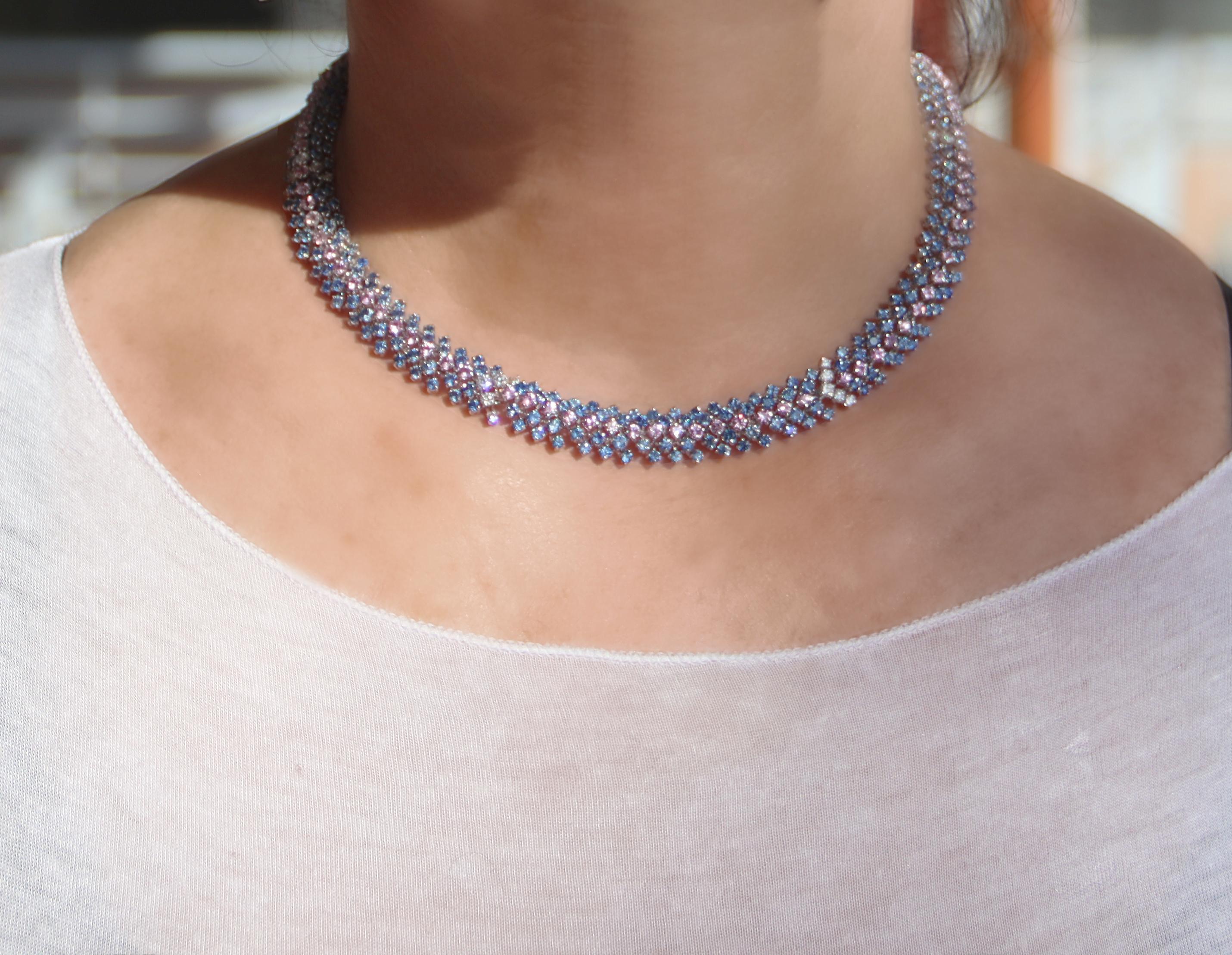 Collana girocollo moderna in oro bianco 18 Kt con zaffiri e diamanti in vendita 1