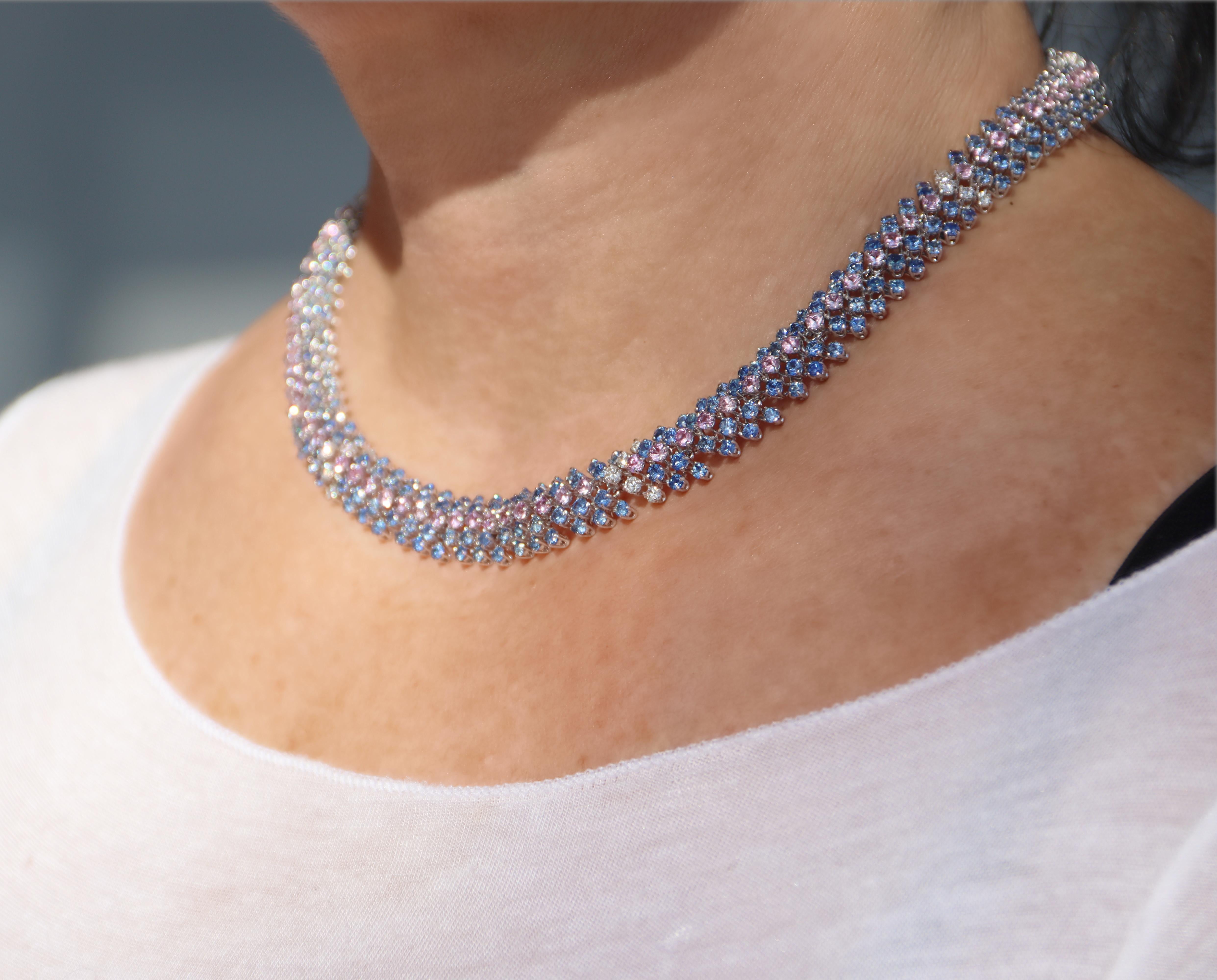 Collana girocollo moderna in oro bianco 18 Kt con zaffiri e diamanti in vendita 2