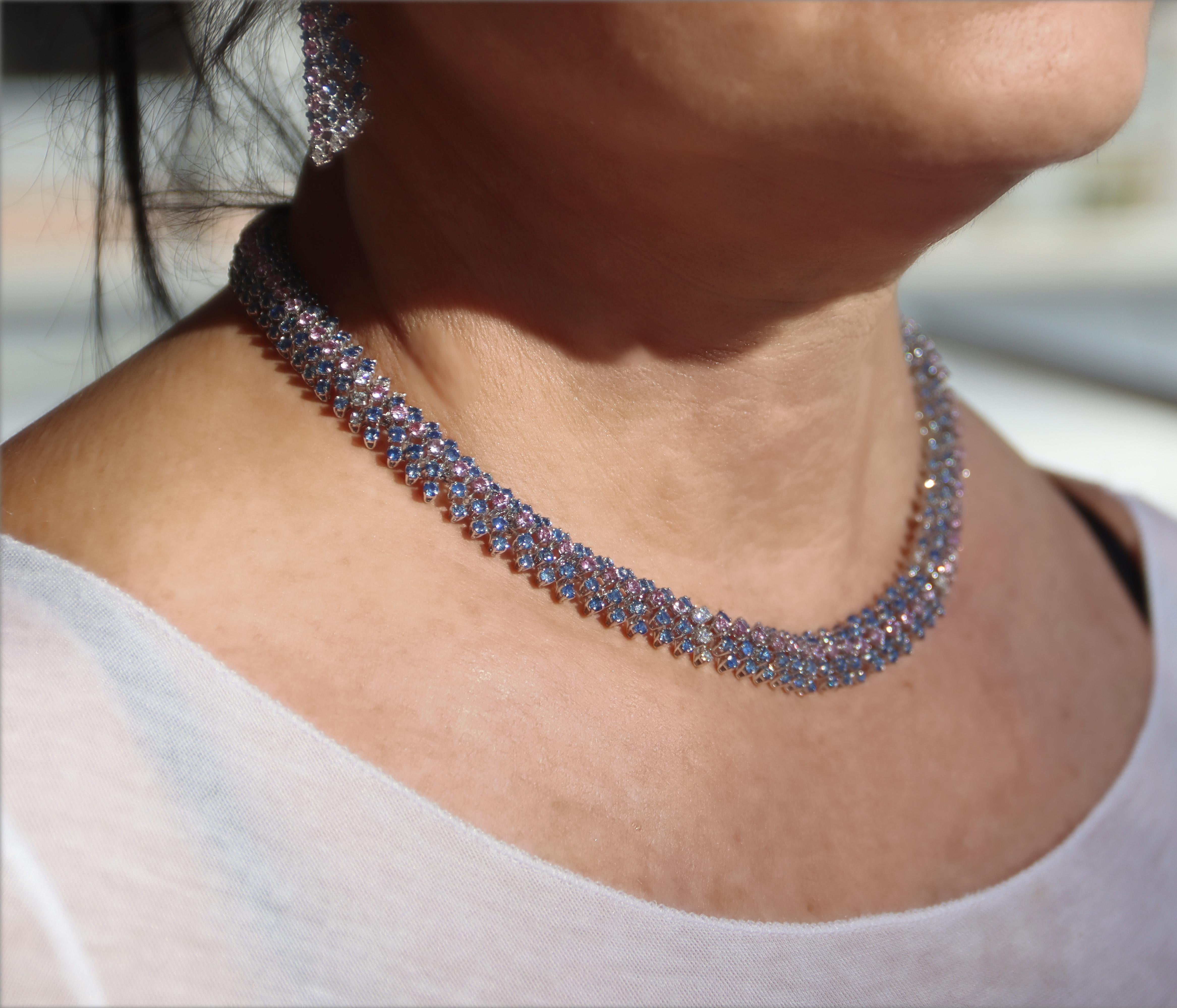 Collana girocollo moderna in oro bianco 18 Kt con zaffiri e diamanti in vendita 3