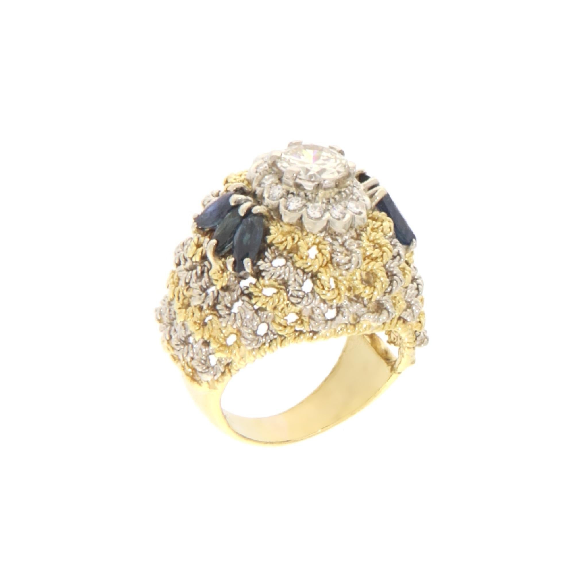 Cette bague exquise est un bel exemple de luxe et d'élégance, réalisée en or blanc et jaune 18 carats. Il est orné d'un diamant central de taille brillant pesant 0,84 carat, entouré d'un halo de diamants plus petits qui rehaussent son attrait
