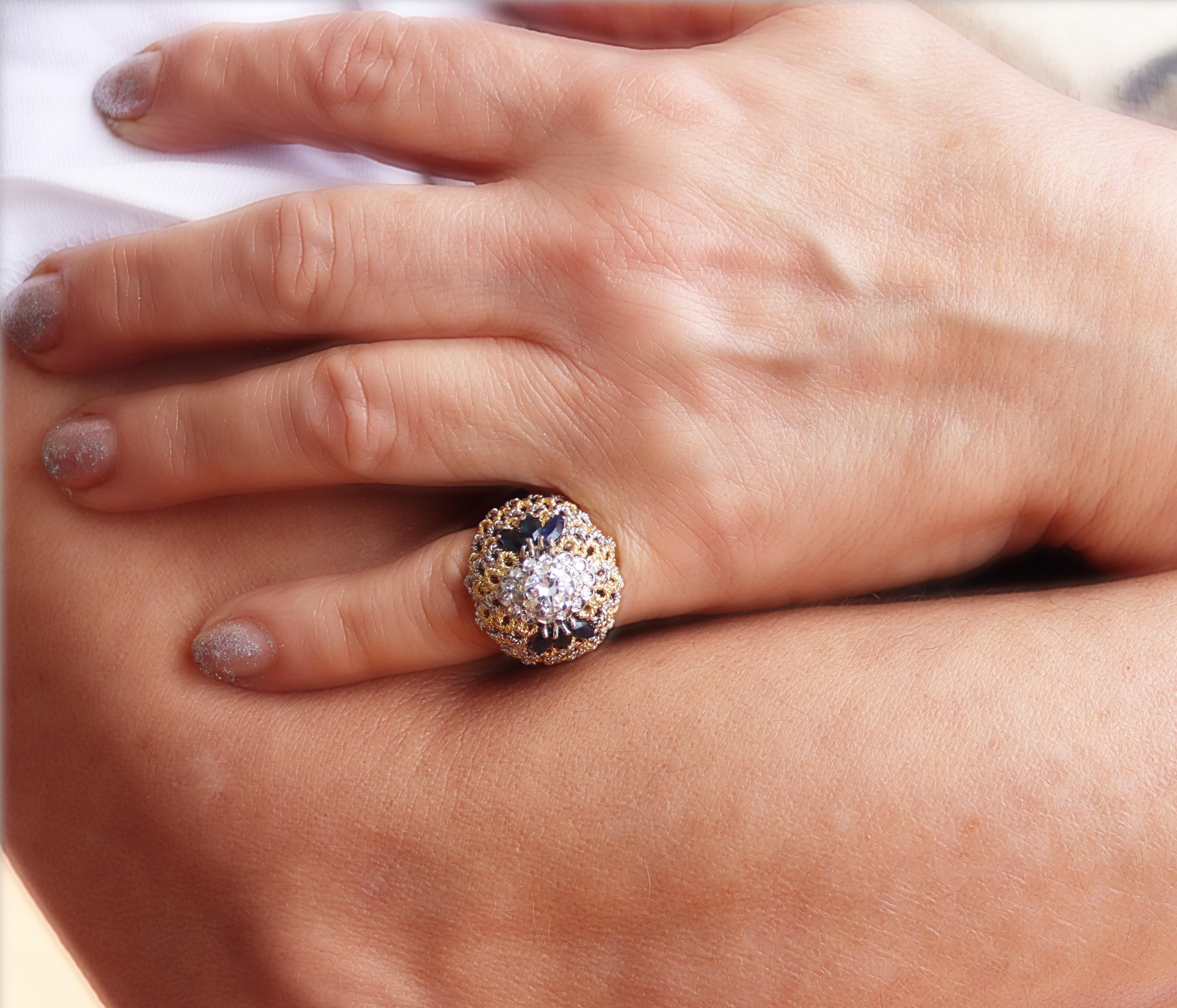 Bague cocktail en or blanc et jaune 18 carats avec saphirs et diamants en vente 1