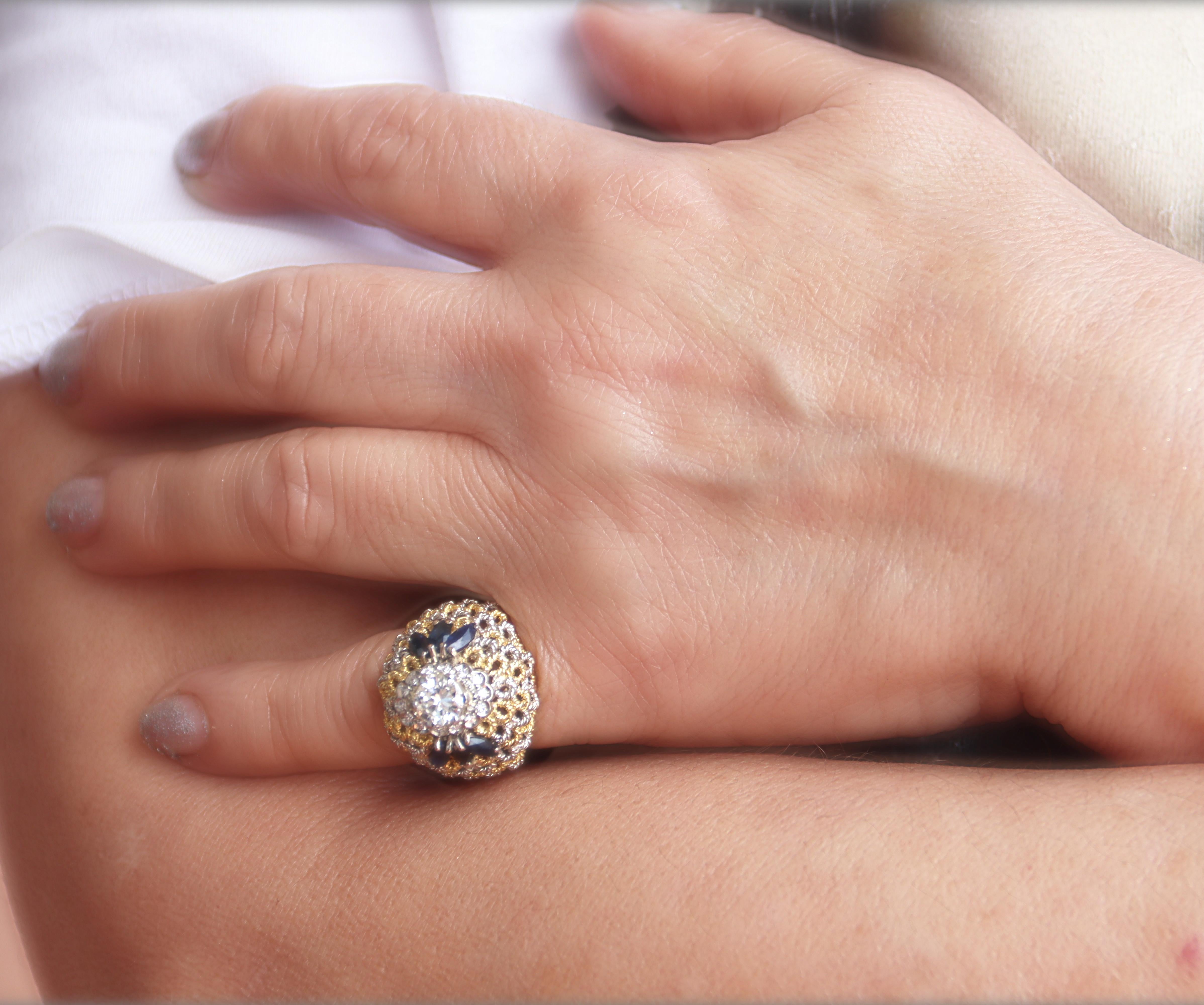 Bague cocktail en or blanc et jaune 18 carats avec saphirs et diamants en vente 2