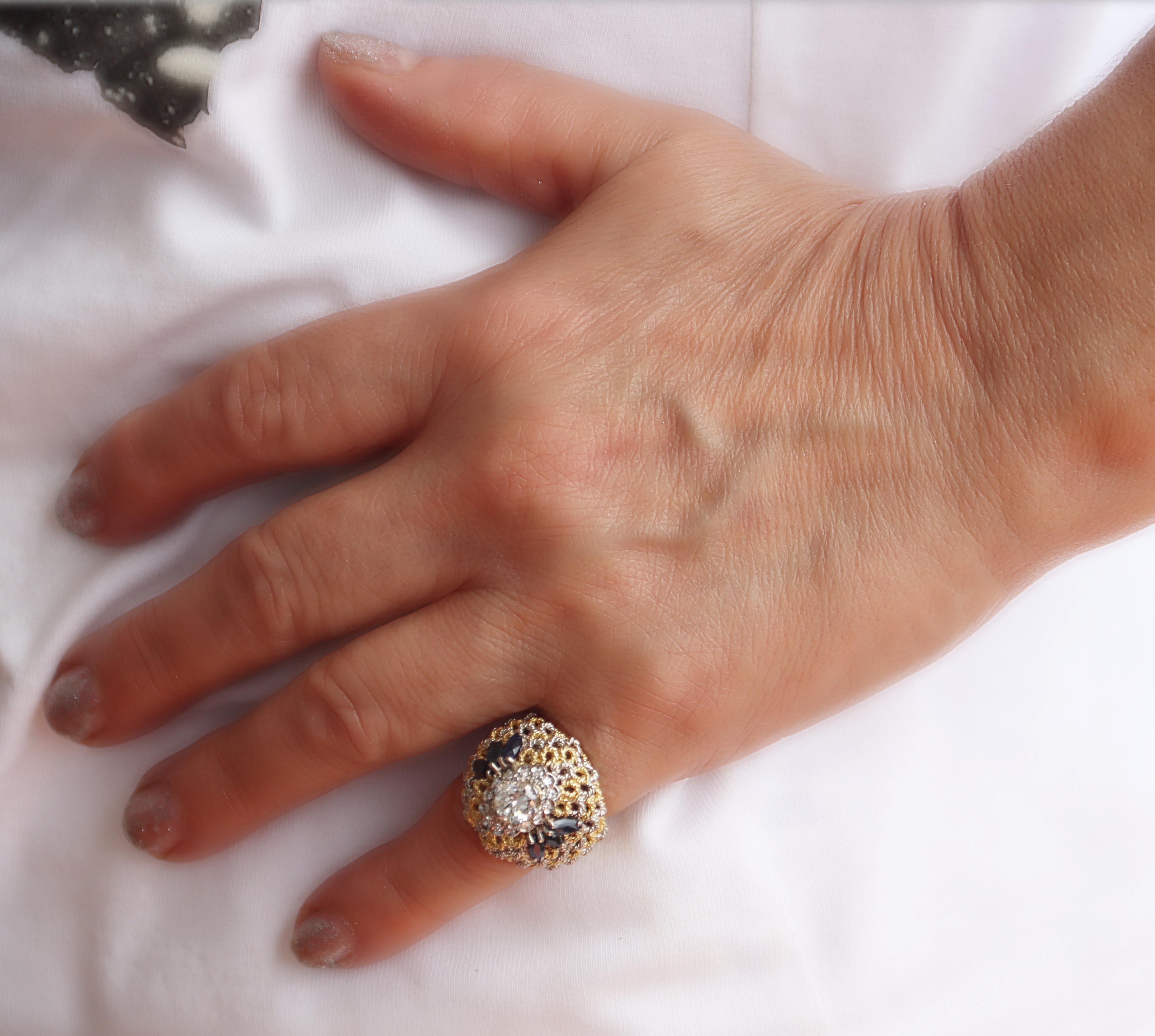 Bague cocktail en or blanc et jaune 18 carats avec saphirs et diamants en vente 3