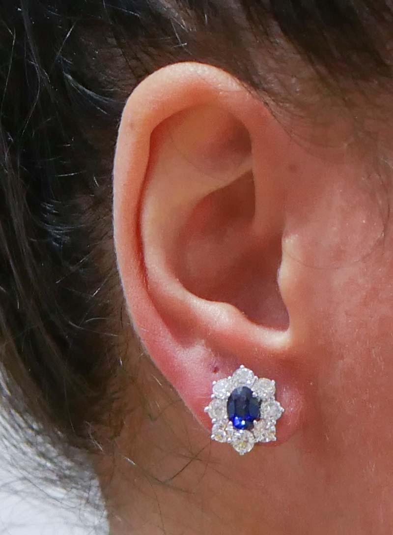 Sapphires, Diamonds, 18 Karat White Gold Earrings. In Good Condition For Sale In Marcianise, Marcianise (CE)