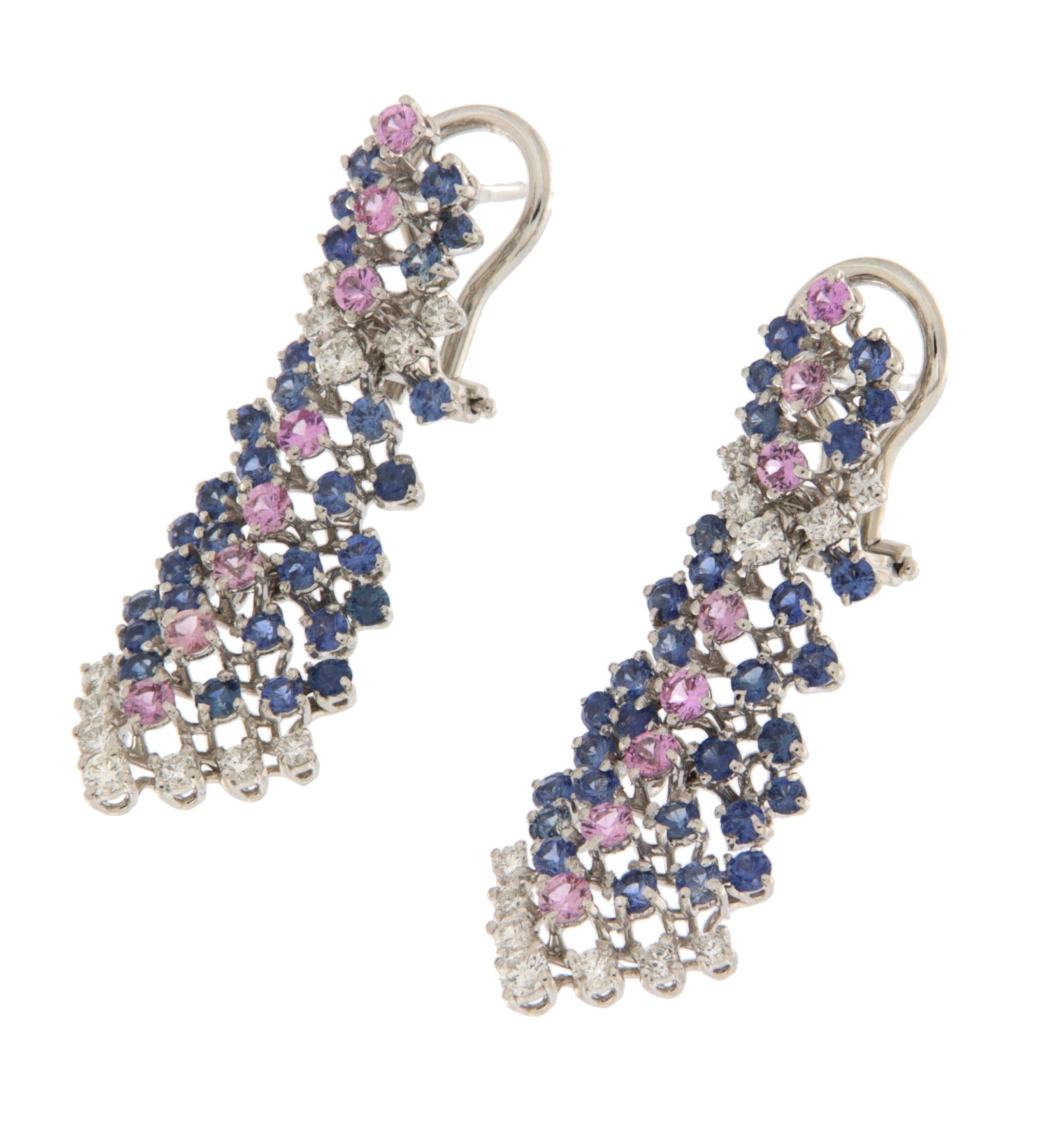 Capolavoro dell'artigianato moderno, questi splendidi orecchini sono meticolosamente realizzati a mano dai nostri abili artigiani in oro bianco a 18 carati. Il design presenta un gioco ipnotico di zaffiri blu e rosa naturali, per un totale di 5,90