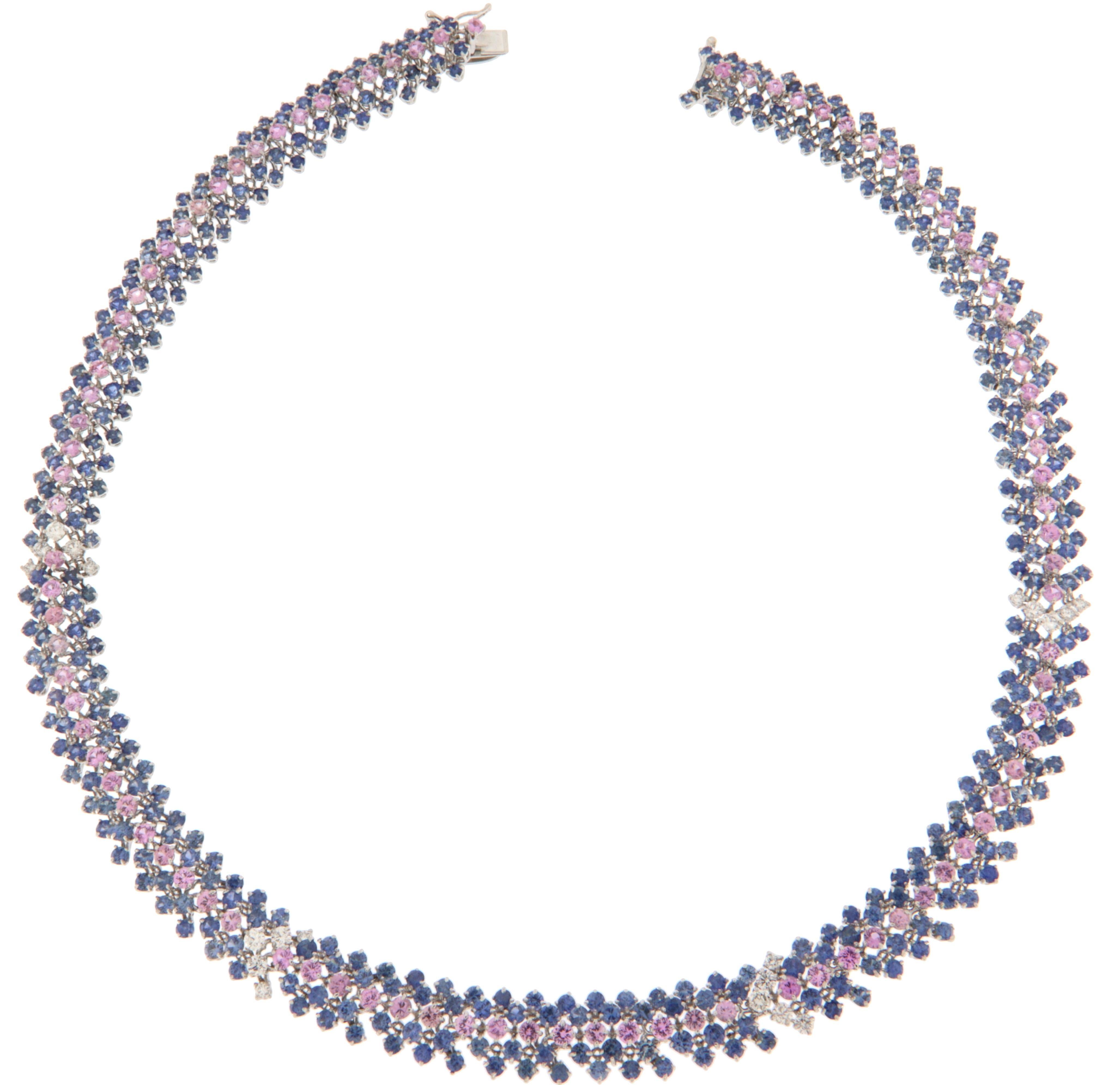Capolavoro dell'artigianato moderno, questa splendida collana è meticolosamente realizzata a mano dai nostri abili artigiani in oro bianco a 18 carati. Il design presenta un gioco ipnotico di zaffiri blu e rosa naturali, per un totale di 37,76
