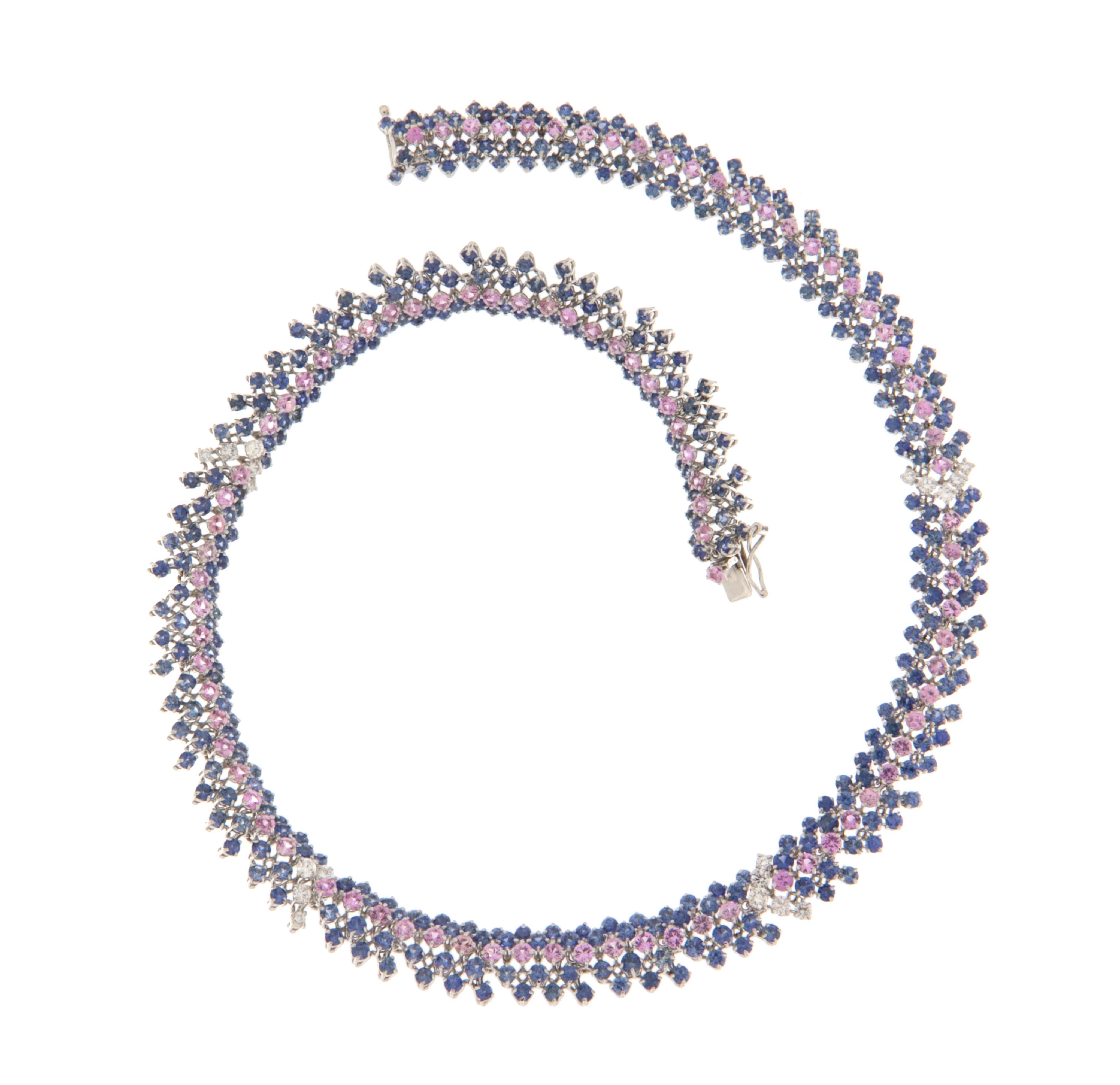 Taglio rotondo Collana girocollo moderna in oro bianco 18 Kt con zaffiri e diamanti in vendita