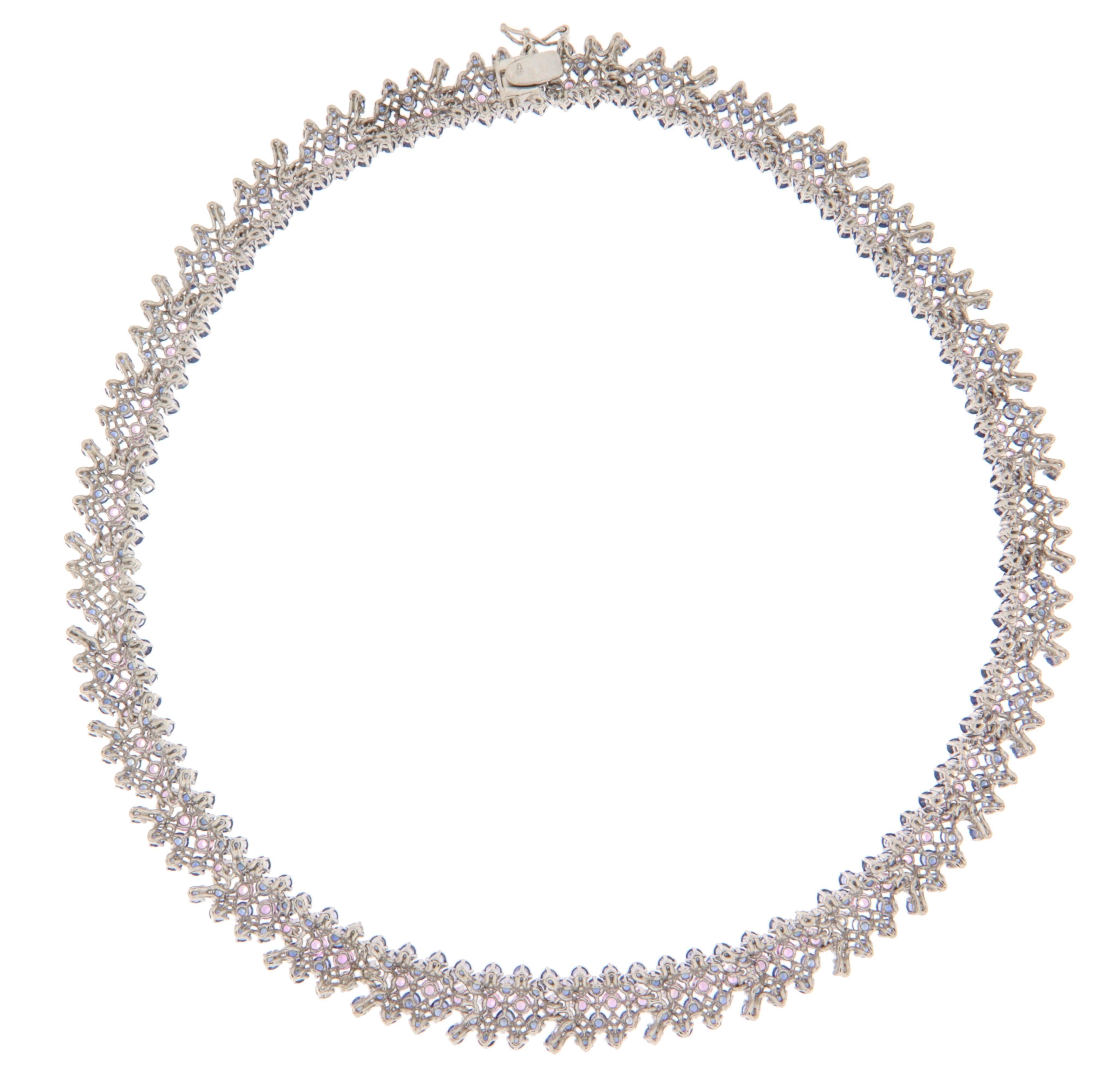 Collana girocollo moderna in oro bianco 18 Kt con zaffiri e diamanti In condizioni Nuovo in vendita a Marcianise, IT