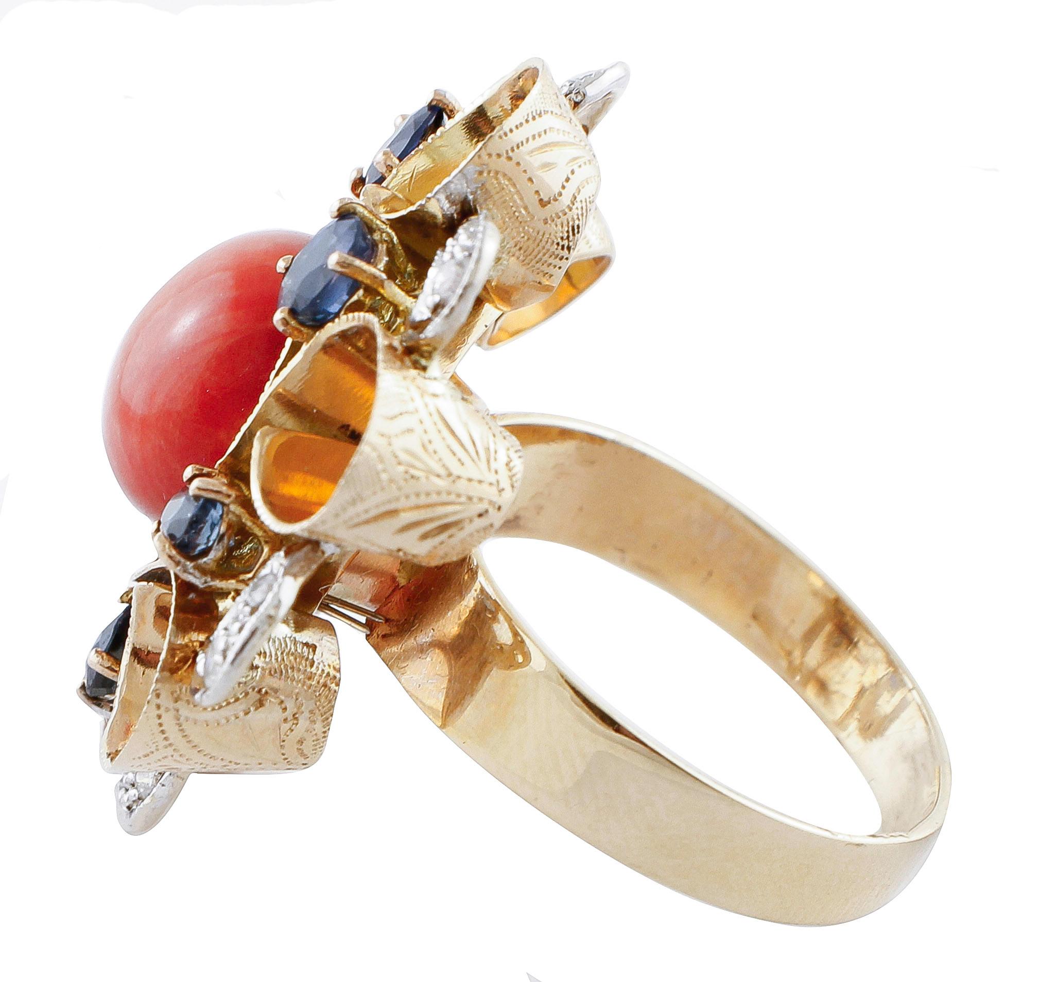 Stylized flower shape ring in 14 kt white and rose gold structure, mounted with a central coral button, surrounded by sapphires and leaves with diamonds.
Diamonds 0.25 ct
Sapphires 1.35 ct
Coral 1.50 gr
Total Weight 11.90 gr
RF ++UCRU
Italian Size
