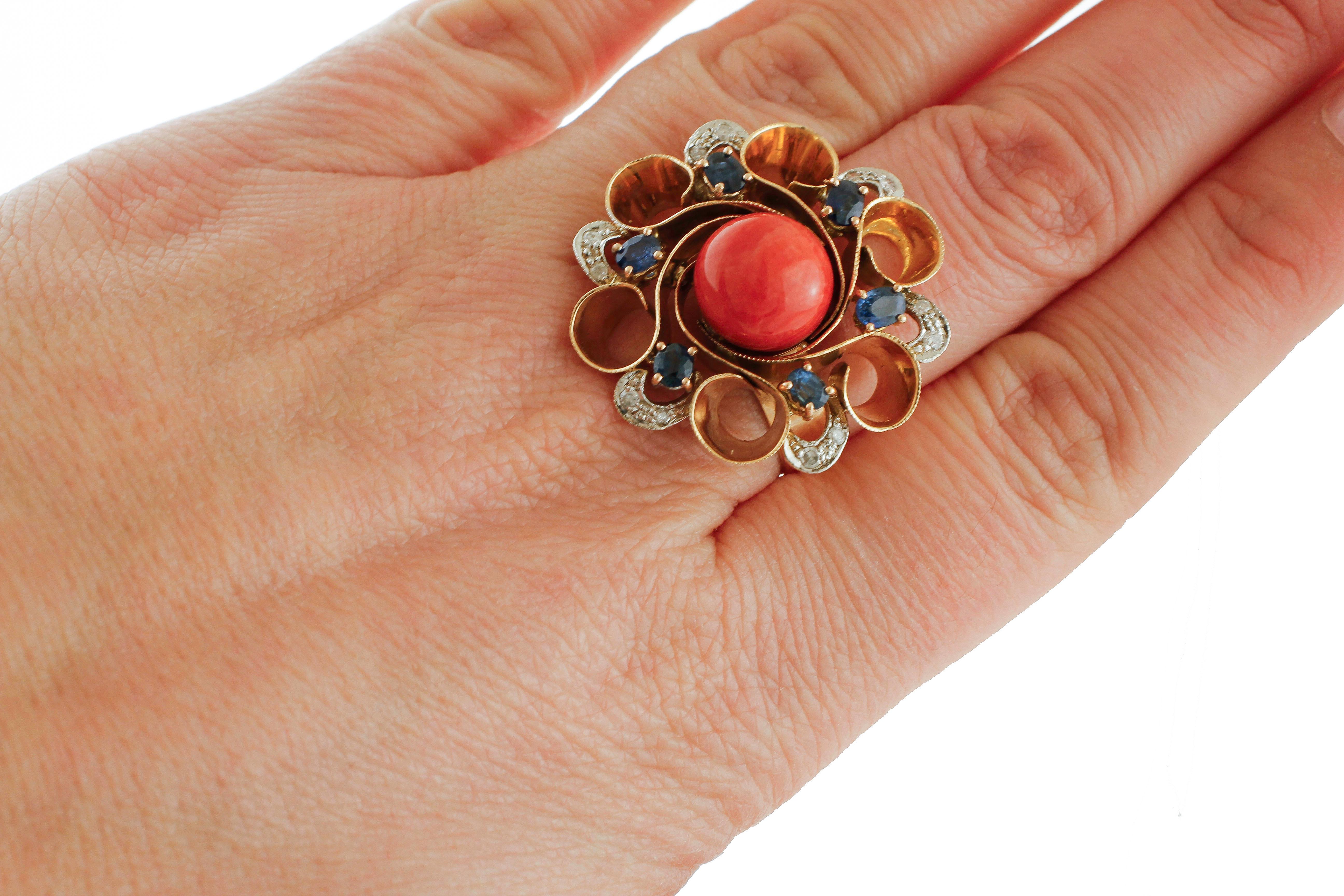 Sapphires, Diamonds, Coral, 14 Karat White and Rose Gold Ring In Good Condition For Sale In Marcianise, Marcianise (CE)