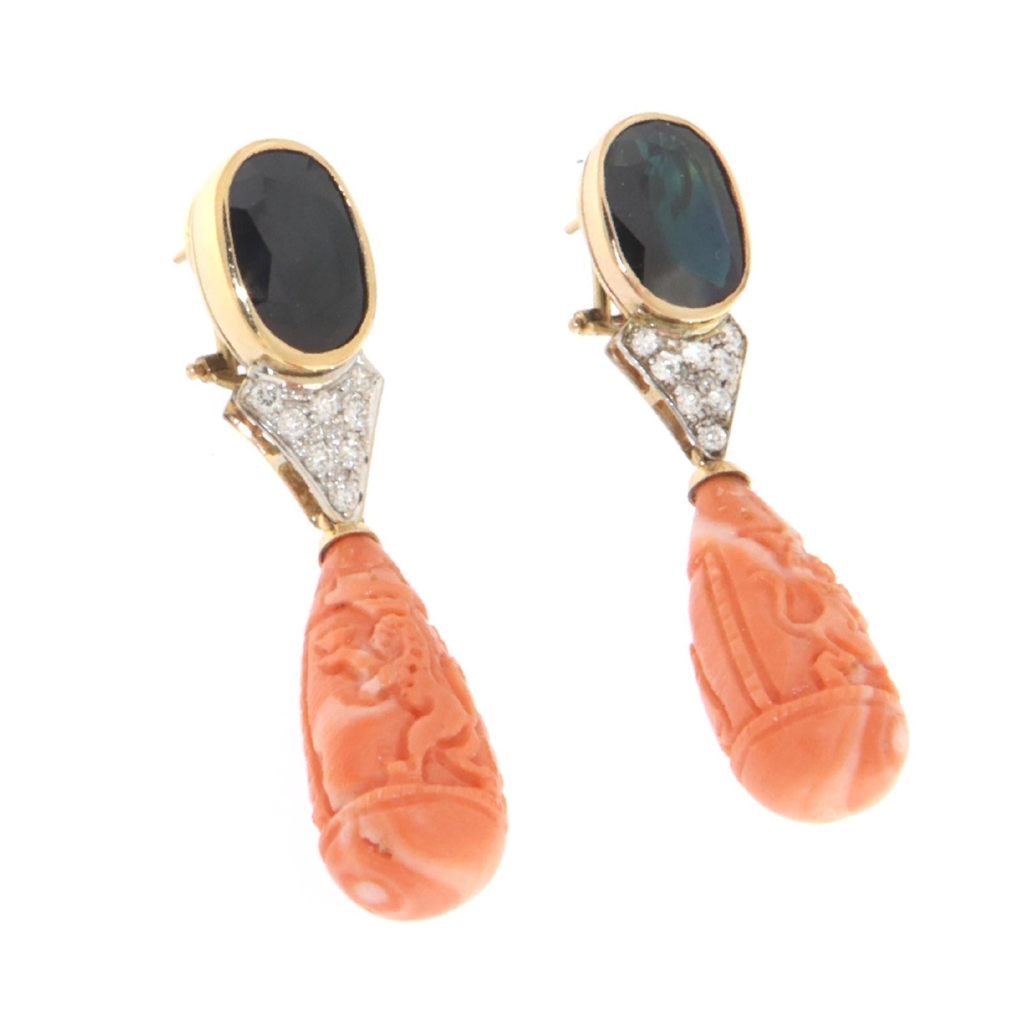Artisan Boucles d'oreilles pendantes en or jaune 18 carats saphirs diamants corail en vente