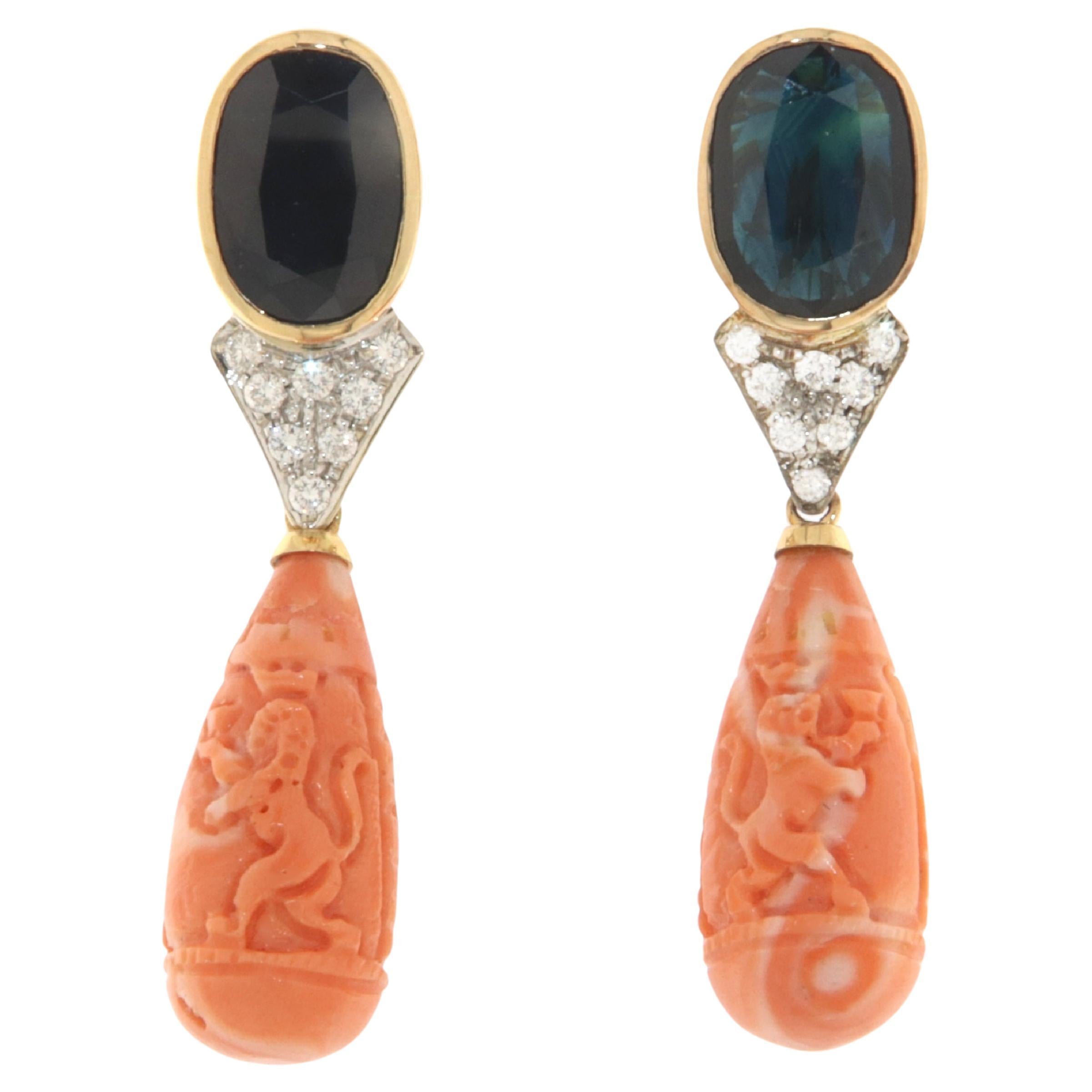 Boucles d'oreilles pendantes en or jaune 18 carats saphirs diamants corail en vente