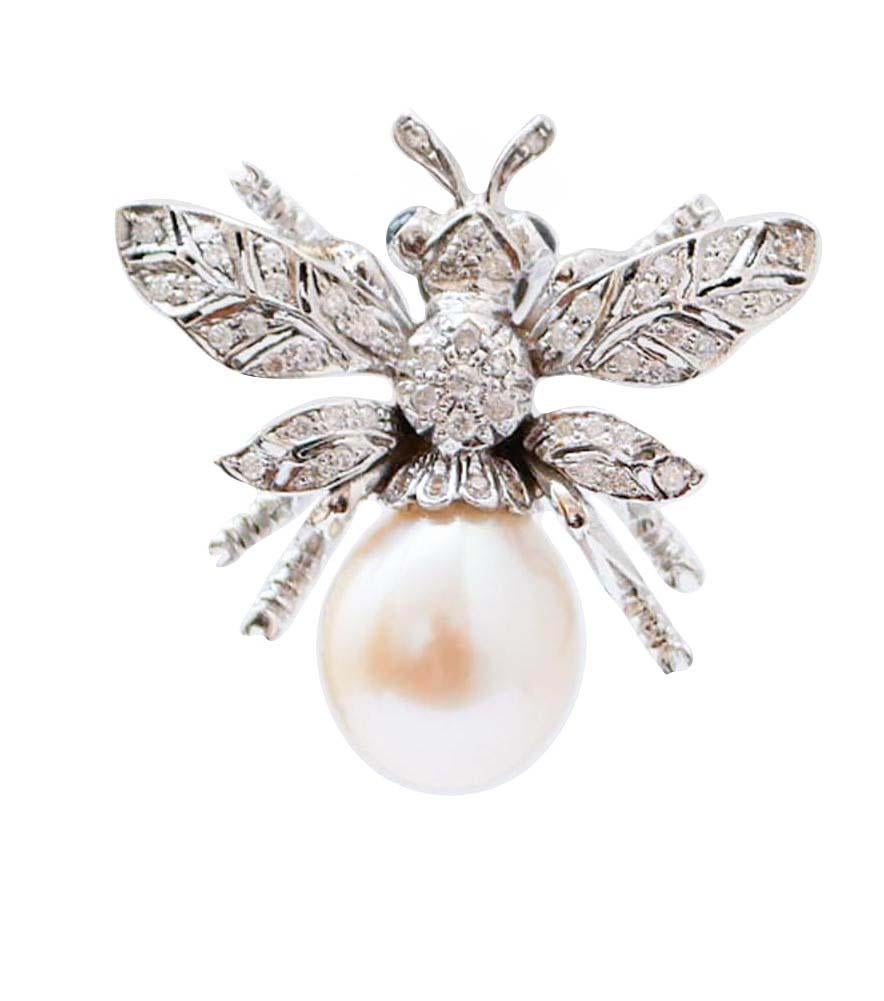 Fantastici orecchini con struttura in oro bianco 14 kt, con un design che rappresenta una mosca impreziosita da diamanti per tutto il corpo e due zaffiri blu come occhi. Come ciondolo, una perla.
Diamanti 0,70 ct
Zaffiri 0,37 carati
Perle 3.50