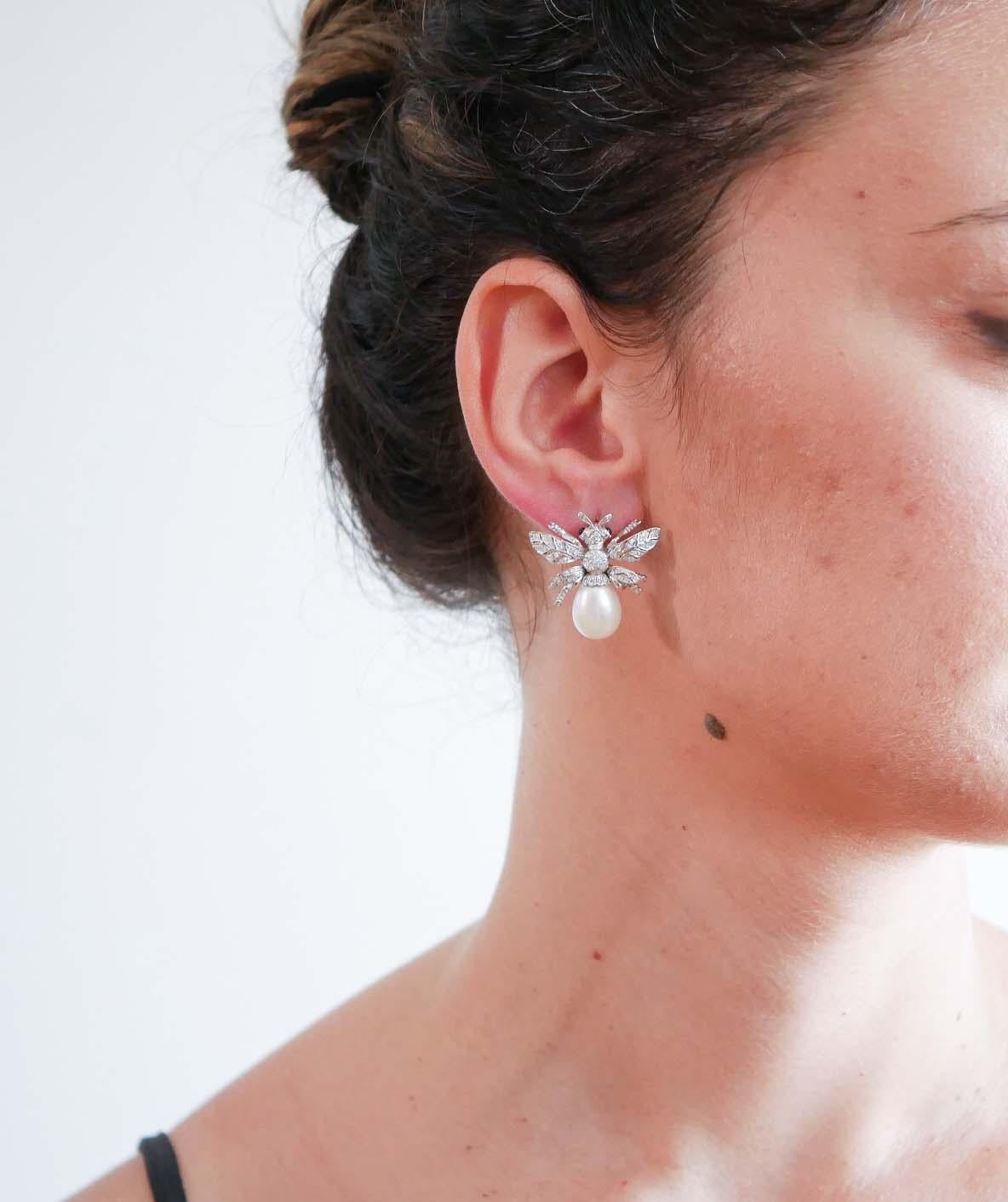 Taille mixte Saphirs, diamants, perles, boucles d'oreilles mouche en or blanc 14 carats en vente