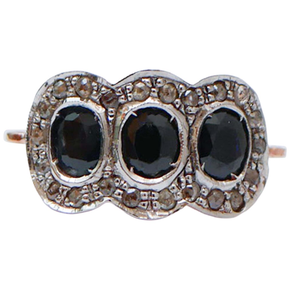 Anello con zaffiri, diamanti, oro rosa e argento.