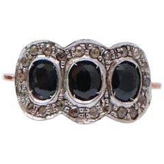 Ring mit Saphiren, Diamanten, Roségold und Silber.