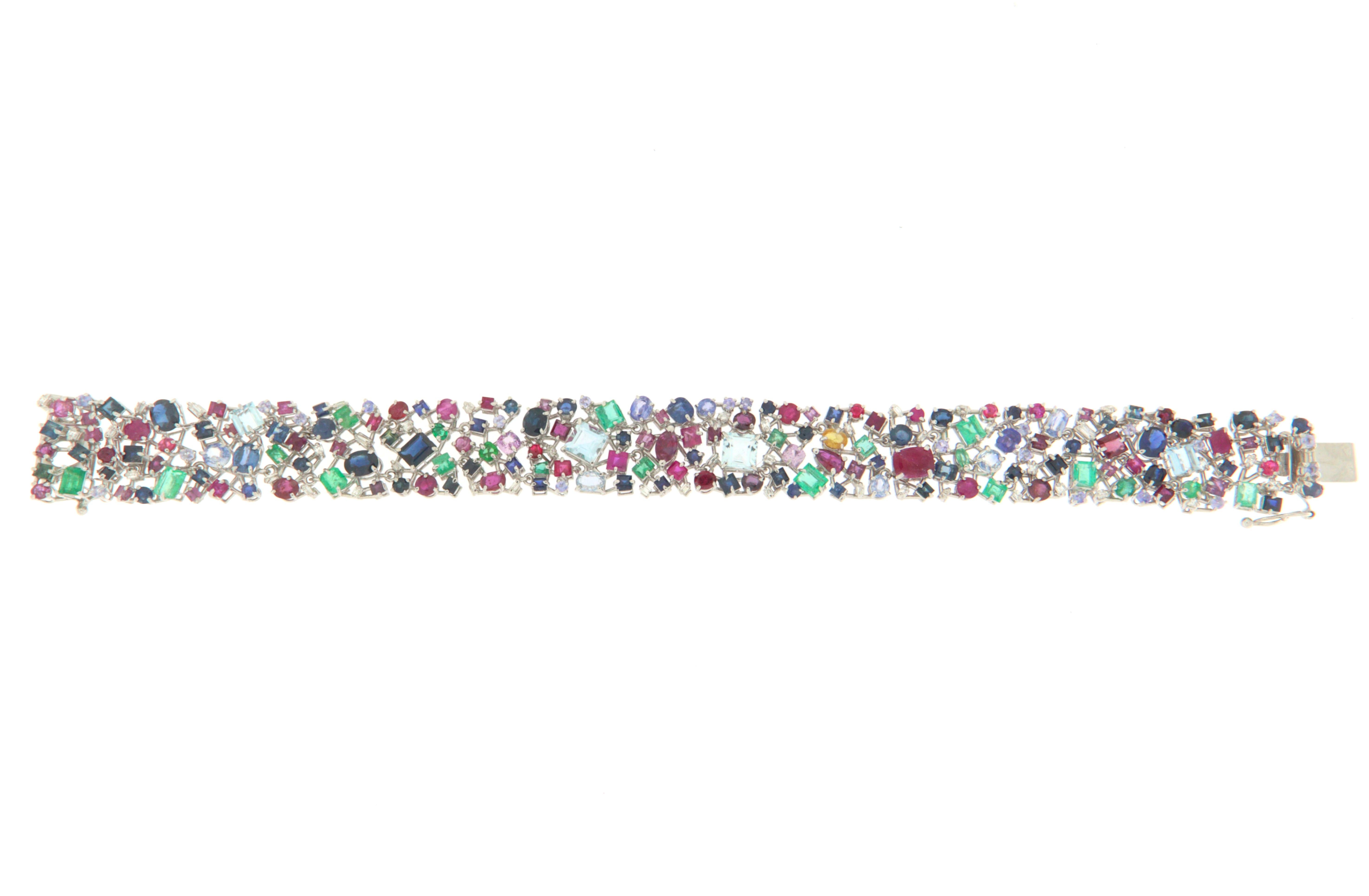 Manschettenarmband mit Saphiren, Diamanten, Rubinen und Smaragden aus 18 Karat Gold im Zustand „Neu“ im Angebot in Marcianise, IT