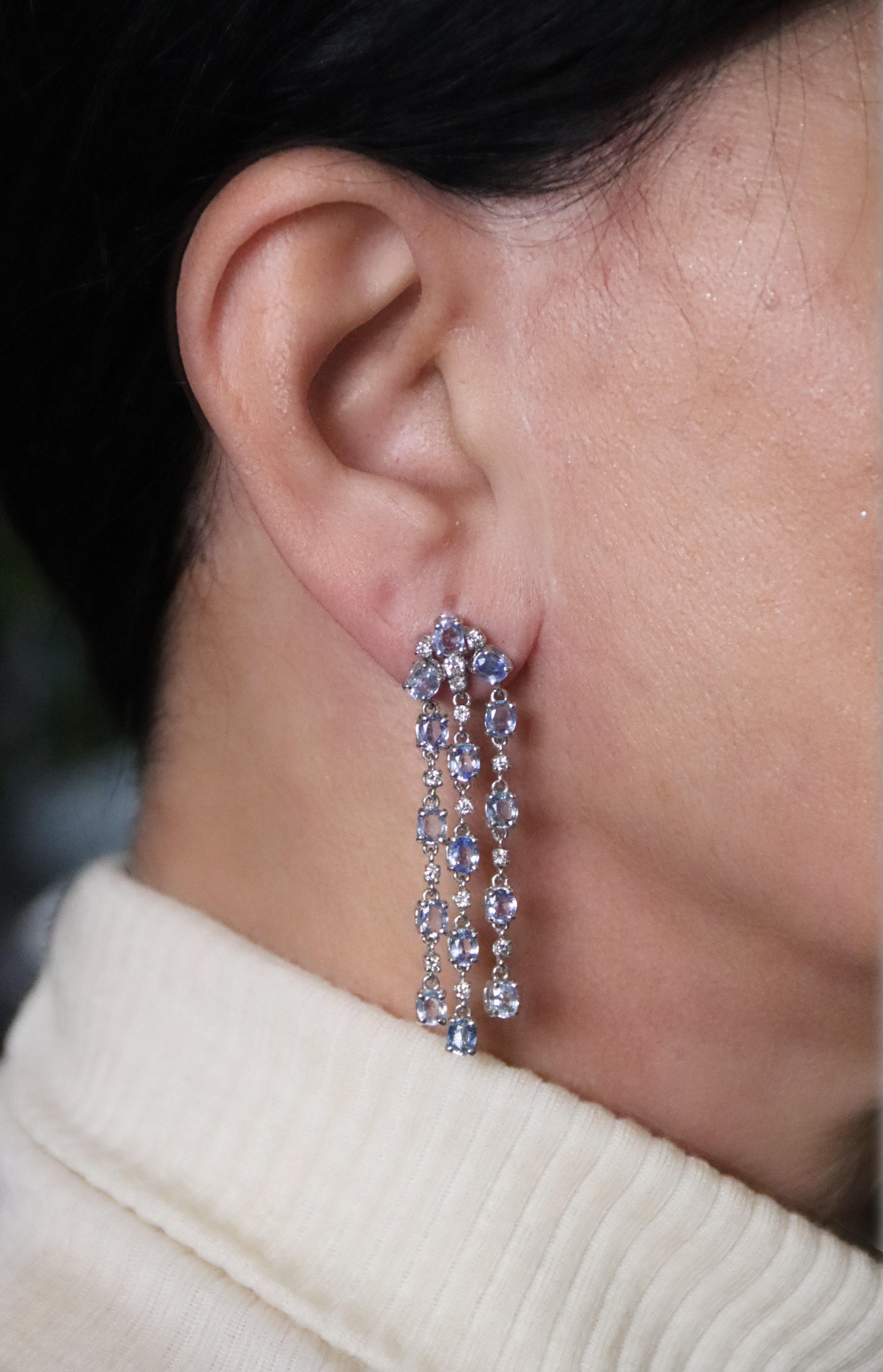Boucles d'oreilles pendantes en or blanc 18 carats serties de saphirs et de diamants en vente 1
